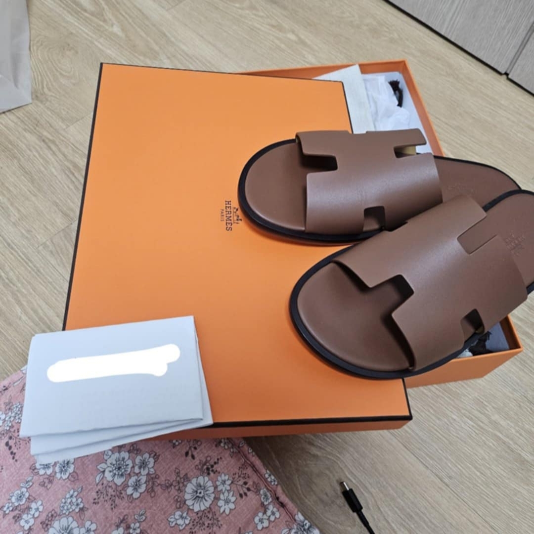 Hermes Izmir Sandal Calfskin & Gold 착용 스타일 - 1