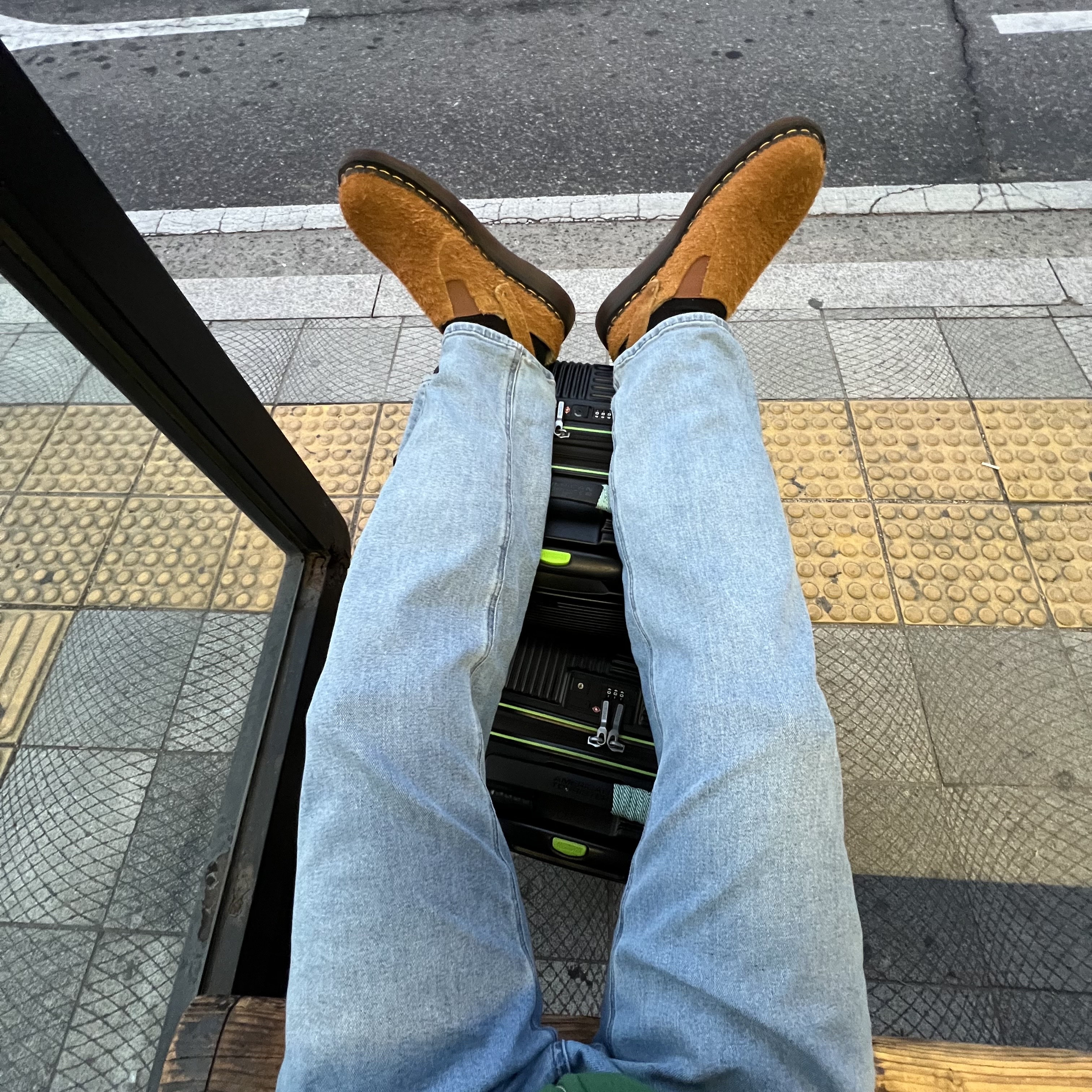Dr. Martens Isham Smooth Suede Mule Brown 착용 스타일 - 1