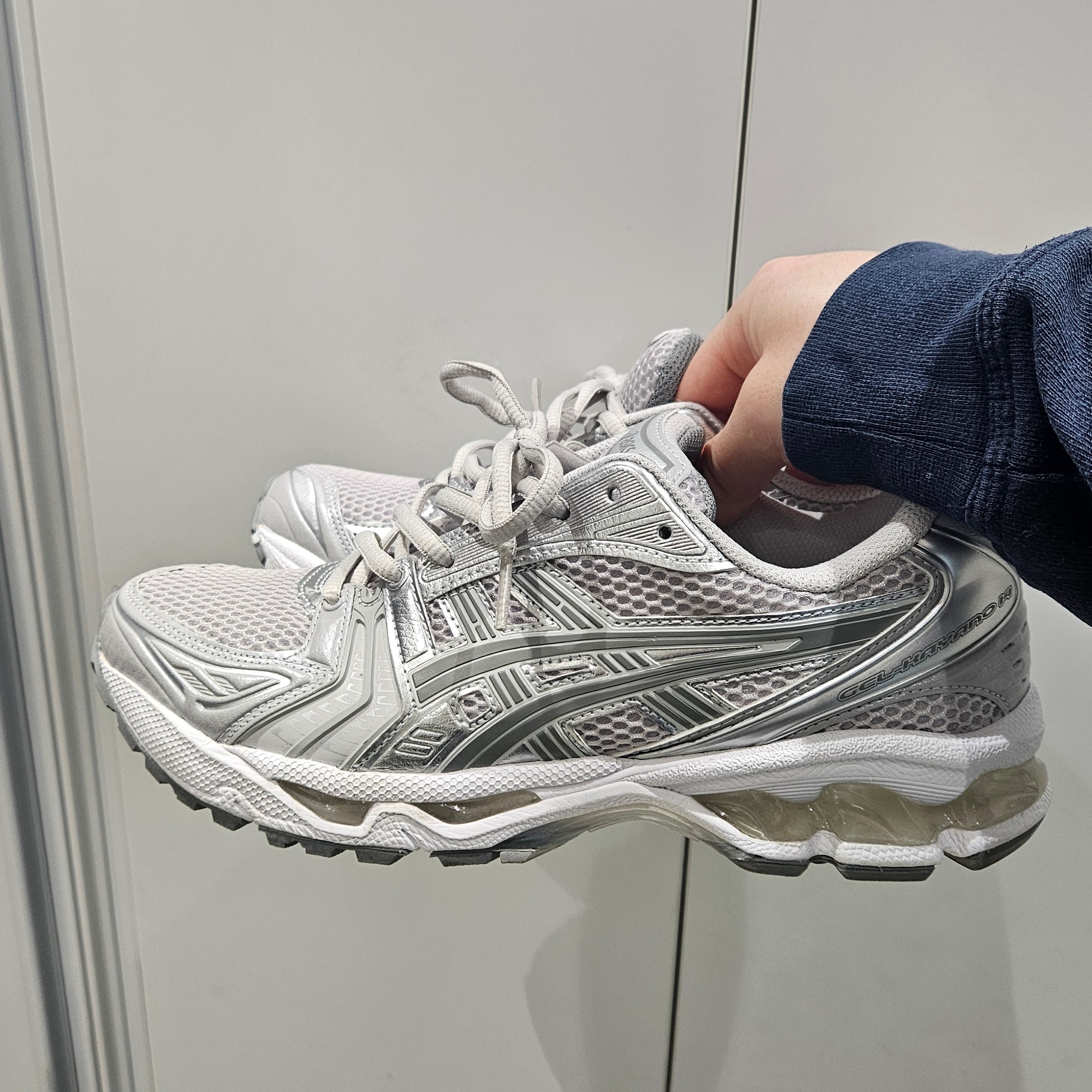 (W) Asics Gel-Kayano 14 Cloud Grey Clay Grey 착용 스타일 - 1