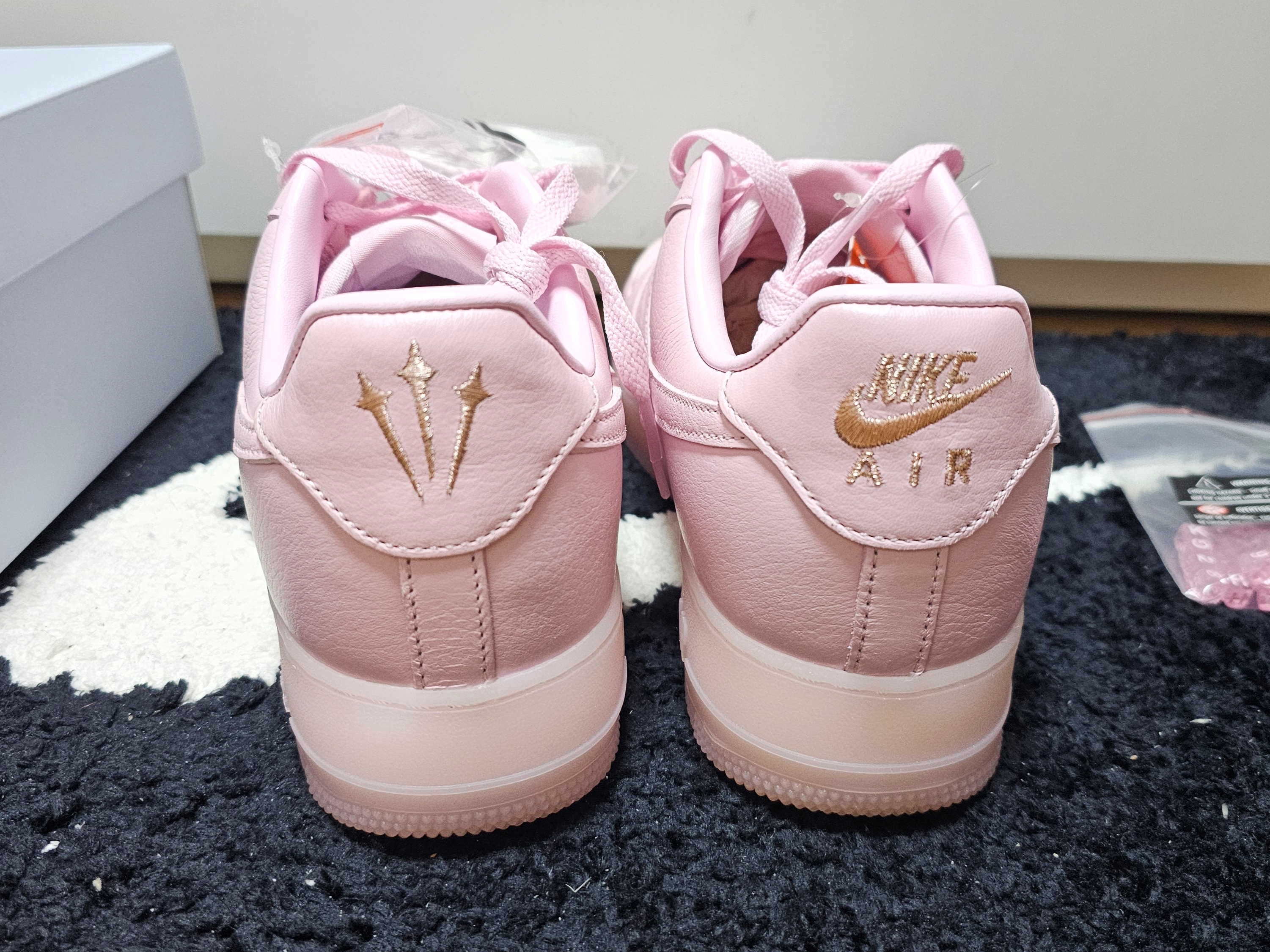 Nike x Drake Nocta Air Force 1 Low SP Certified Lover Boy Pink Foam 착용 스타일 - 3