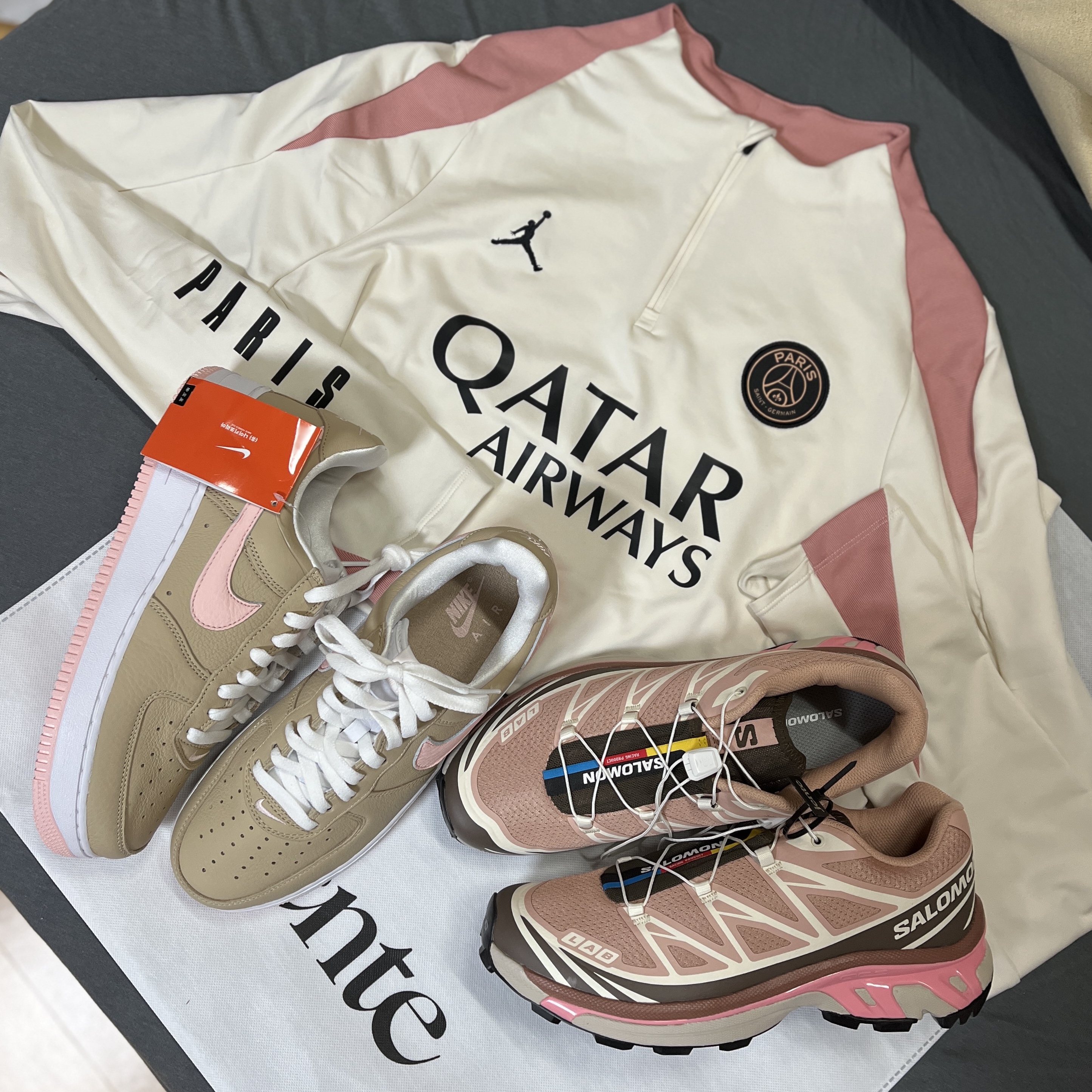Jordan x Paris Saint-Germain Dri-Fit Strike Third Soccer Drill Top Pale Ivory Rust Pink (Non Marking Ver.), Salomon XT-6 Mahogany Rose Earth Brown 착용 스타일