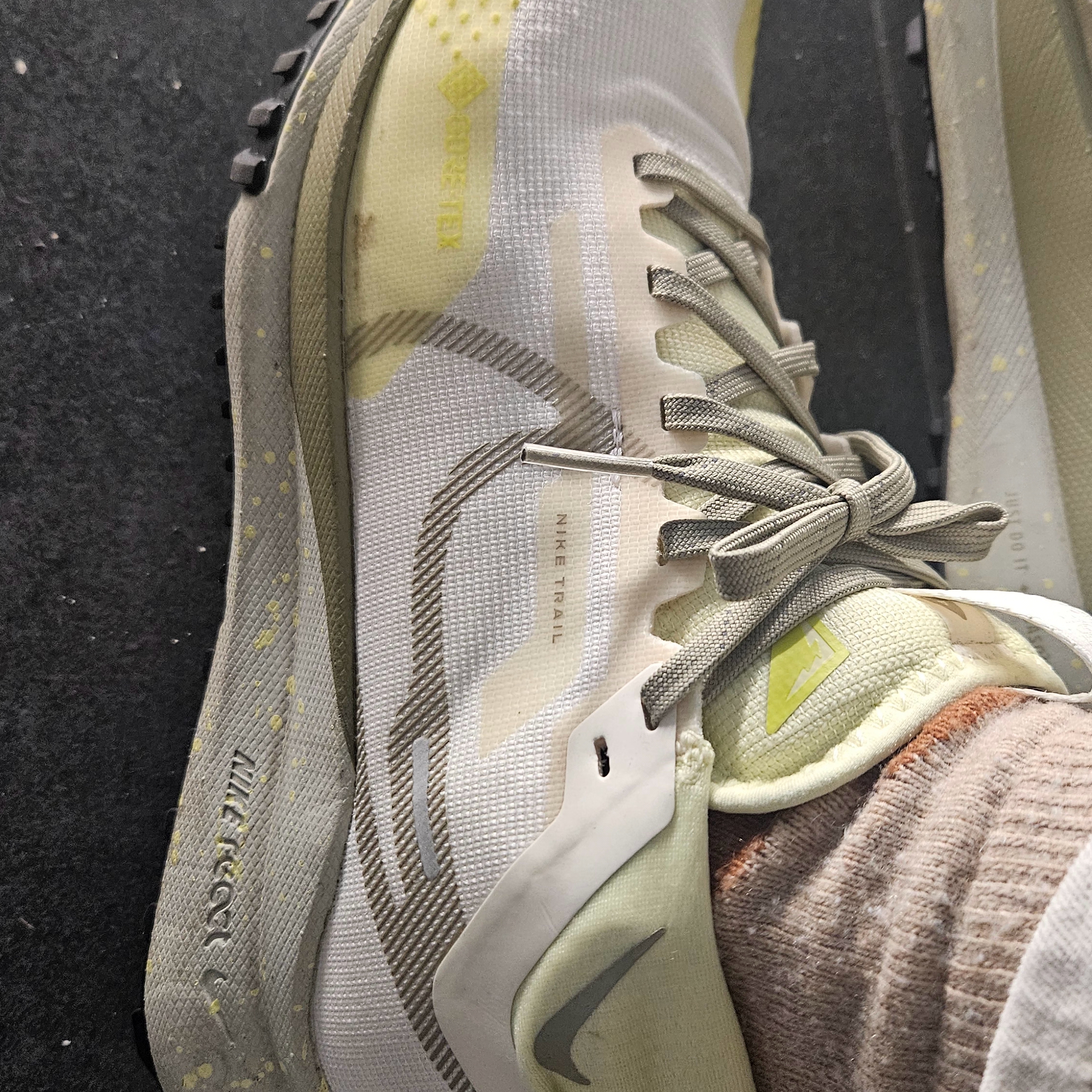 (W) Nike TC 7900 Summit White 착용 스타일 - 3