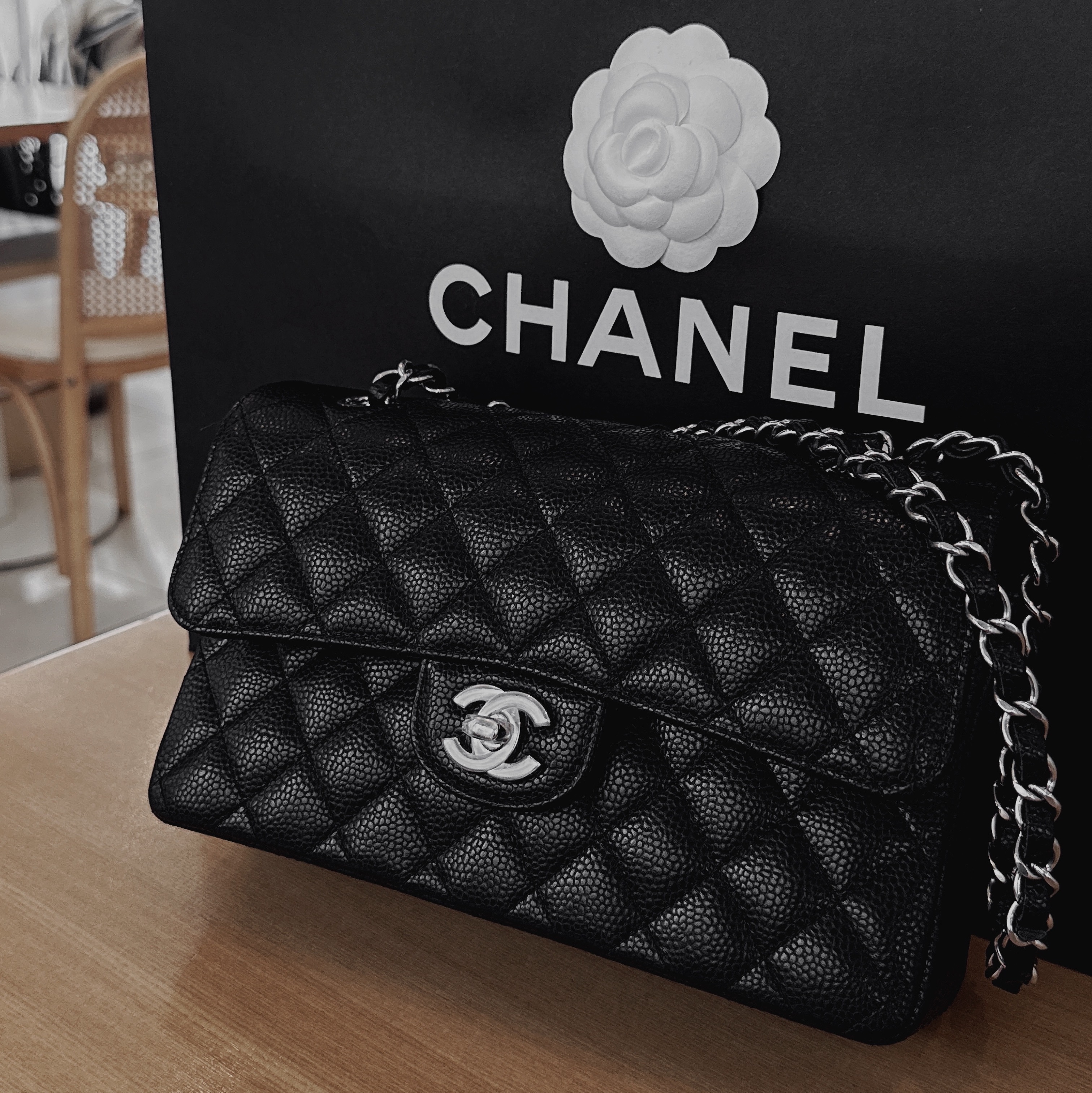Chanel Small Classic Handbag Grained Calfskin & Silver Black 착용 스타일