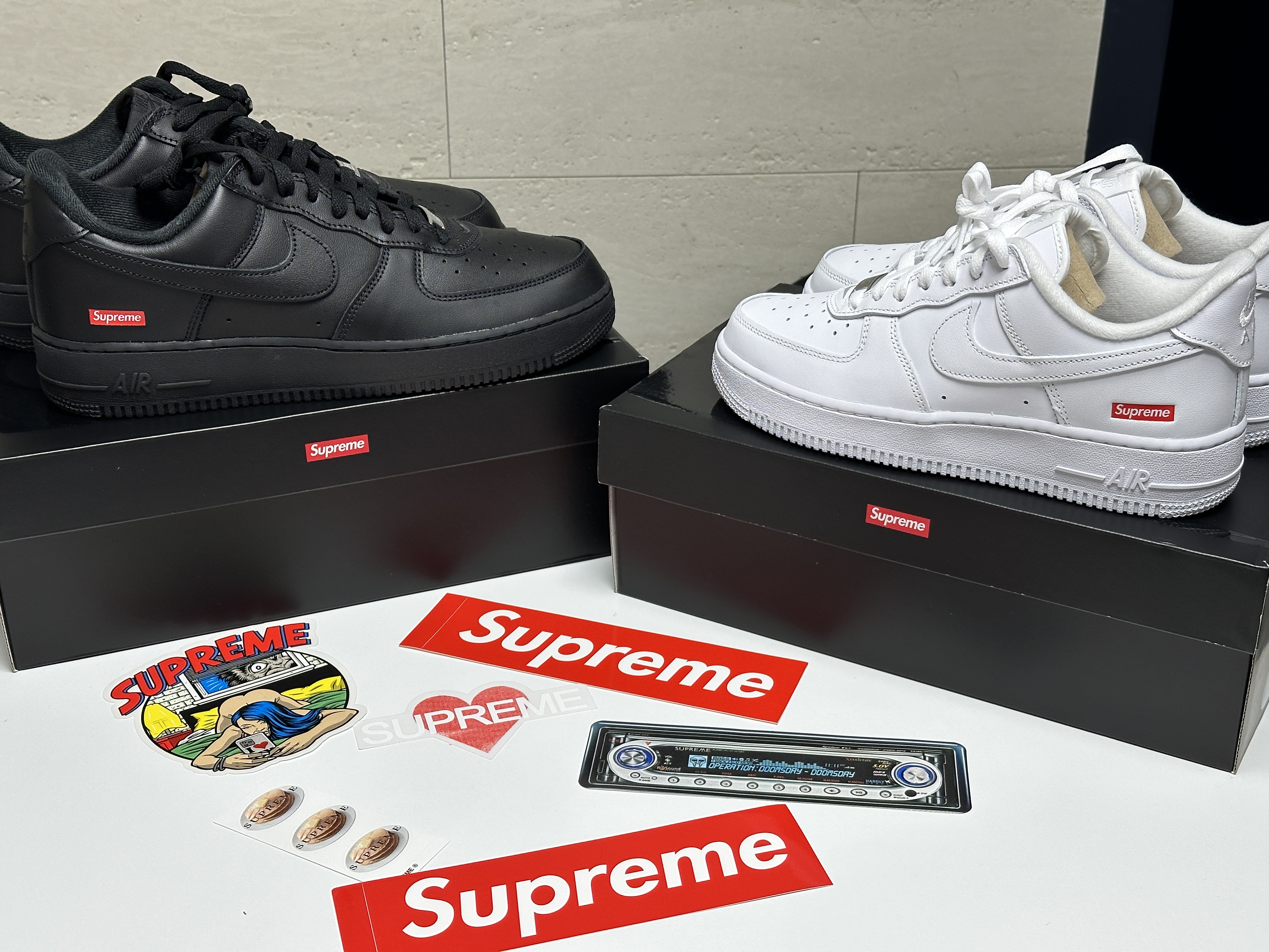 Nike x Supreme Air Force 1 Low White, Nike x Supreme Air Force 1 Low Black 착용 스타일 - 1