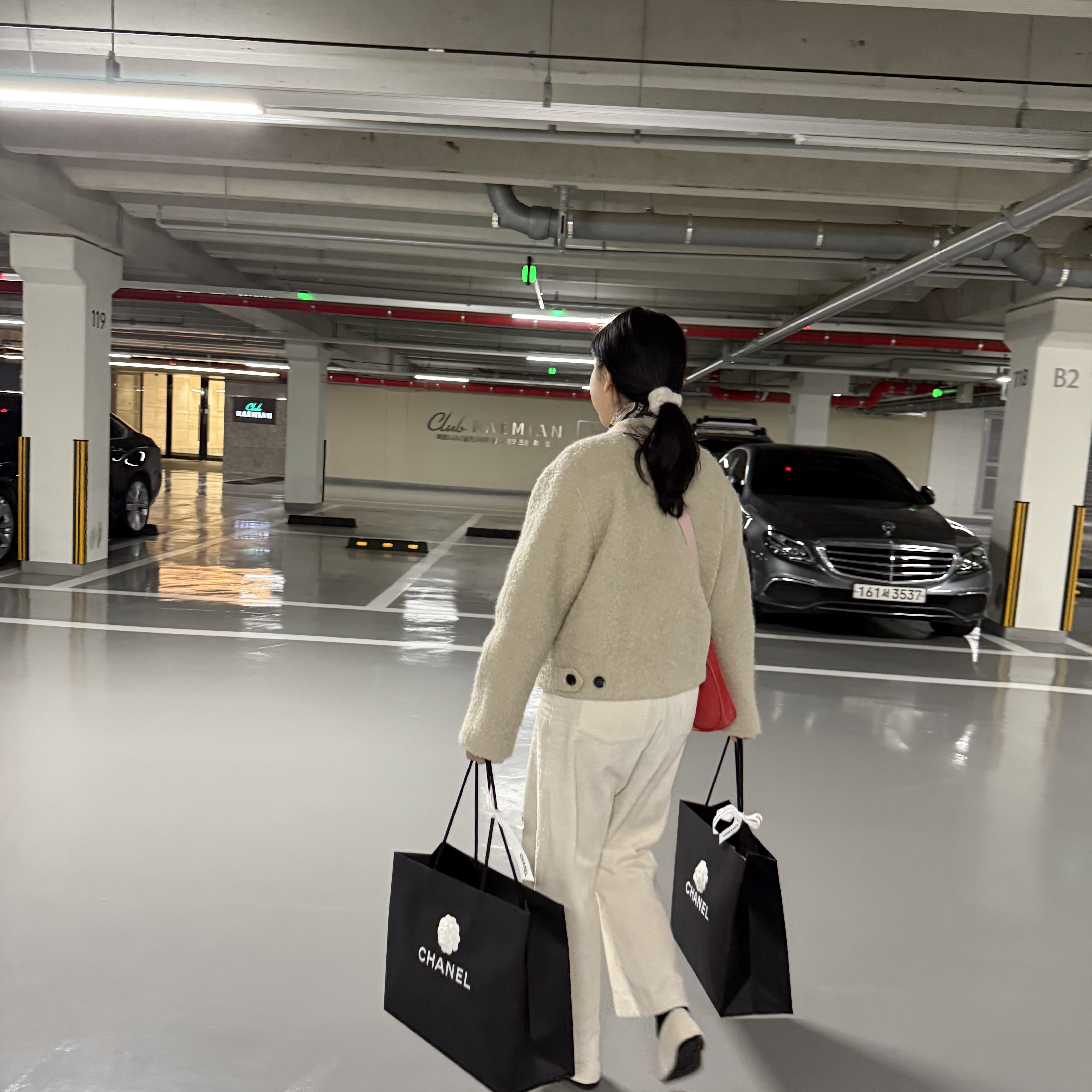 샤넬 22 미니 핸드백 메탈릭 쉐이디드 카프스킨 & 실버 메탈 화이트 실버, 샤넬 22 미니 핸드백 샤이니 카프스킨 & 골드 메탈 화이트 착용 스타일 - 5
