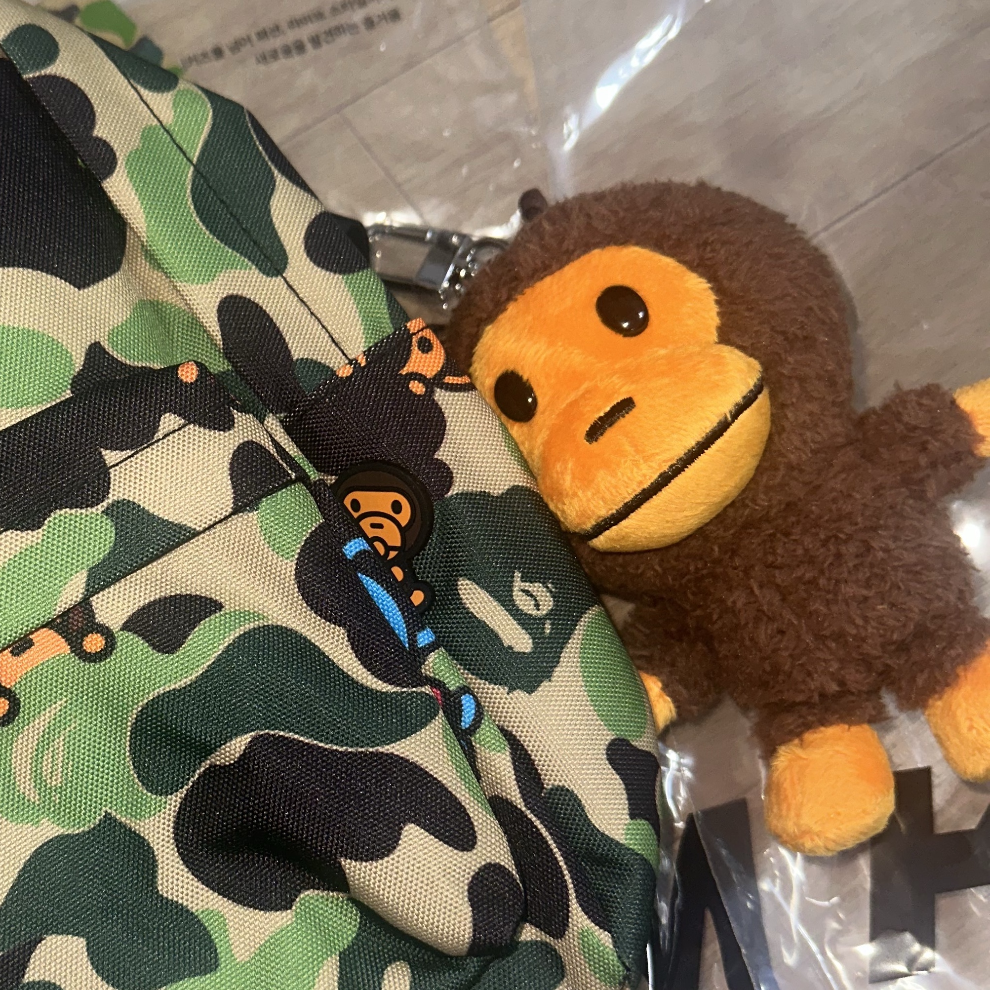 BAPE Baby Milo Plush Doll Key Chain 12cm Brown 착용 스타일 - 1