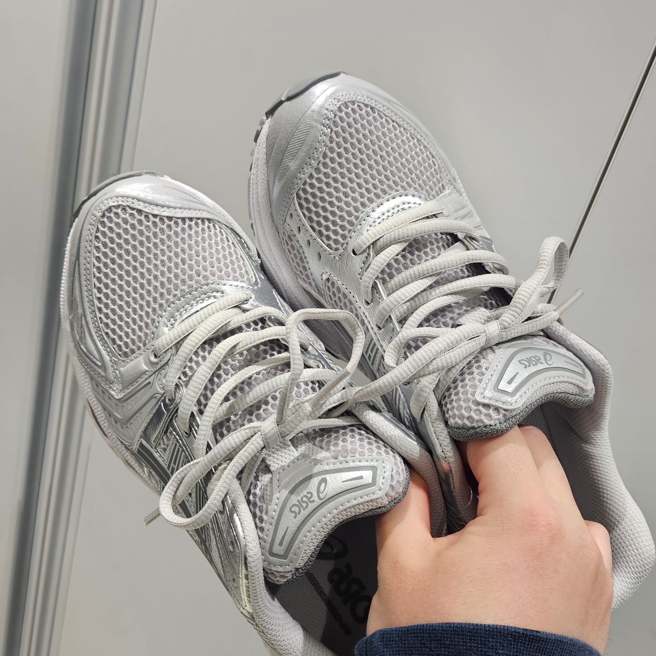 (W) Asics Gel-Kayano 14 Cloud Grey Clay Grey 착용 스타일 - 2
