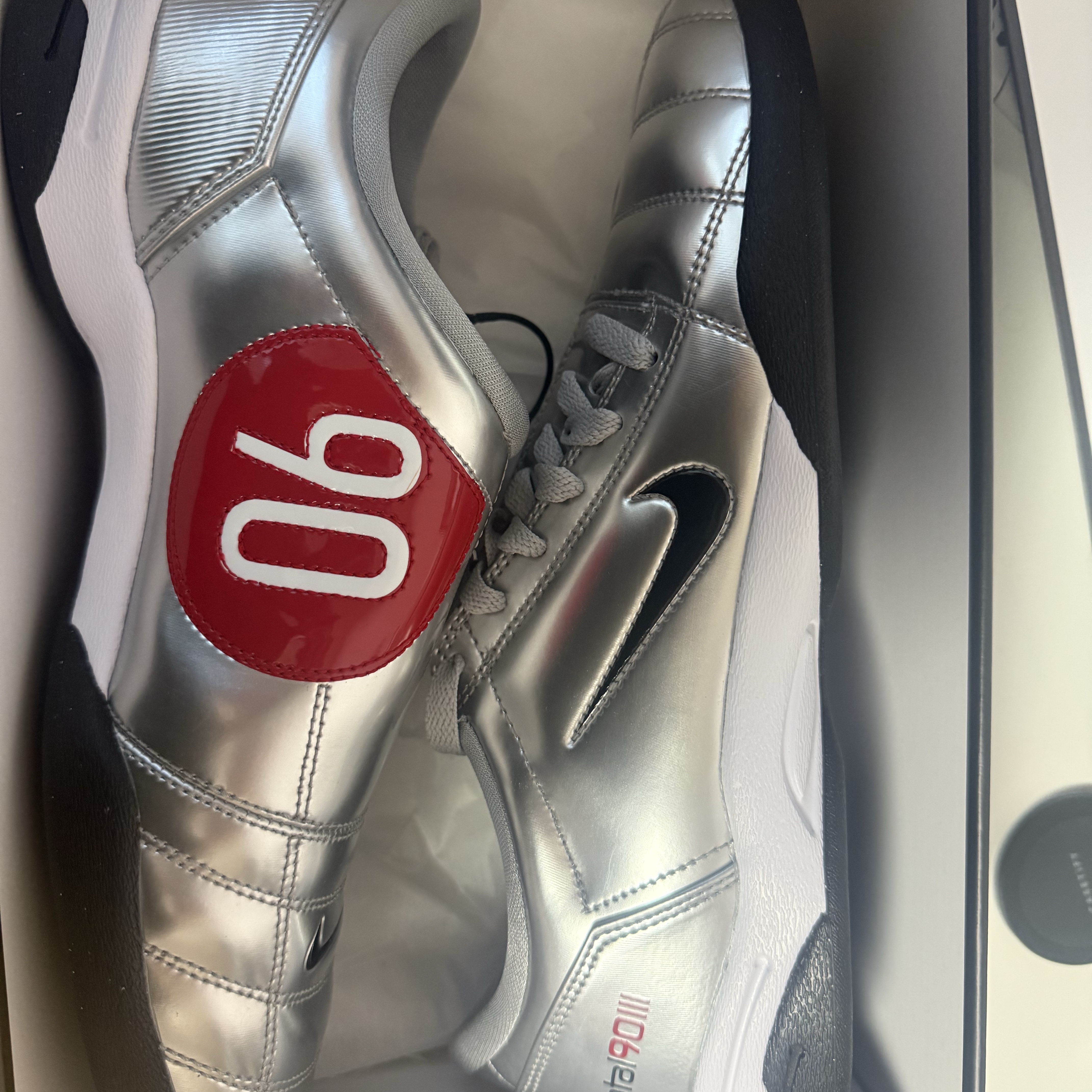 Nike Total 90 III SP Metallic Silver and Black 착용 스타일