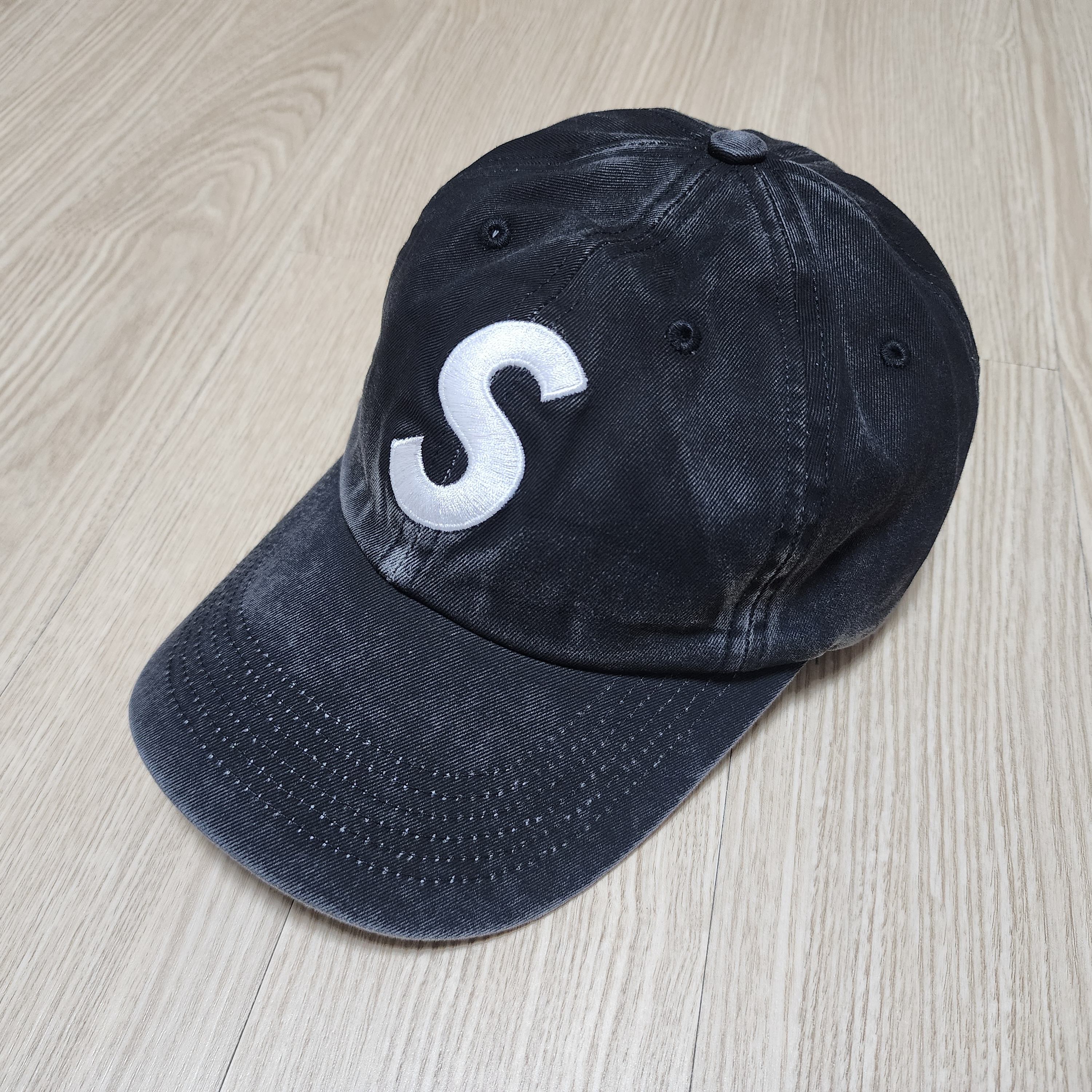Supreme Pigment Coated S Logo 6-Panel Black - 25SS 착용 스타일