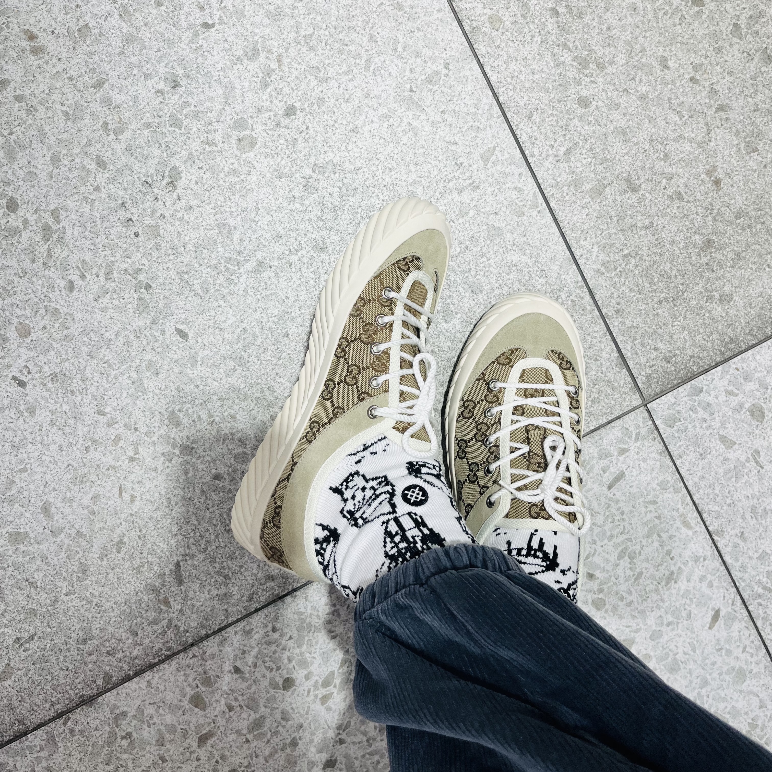 Gucci GG Sneaker Beige Ebony GG Canvas 착용 스타일 - 2