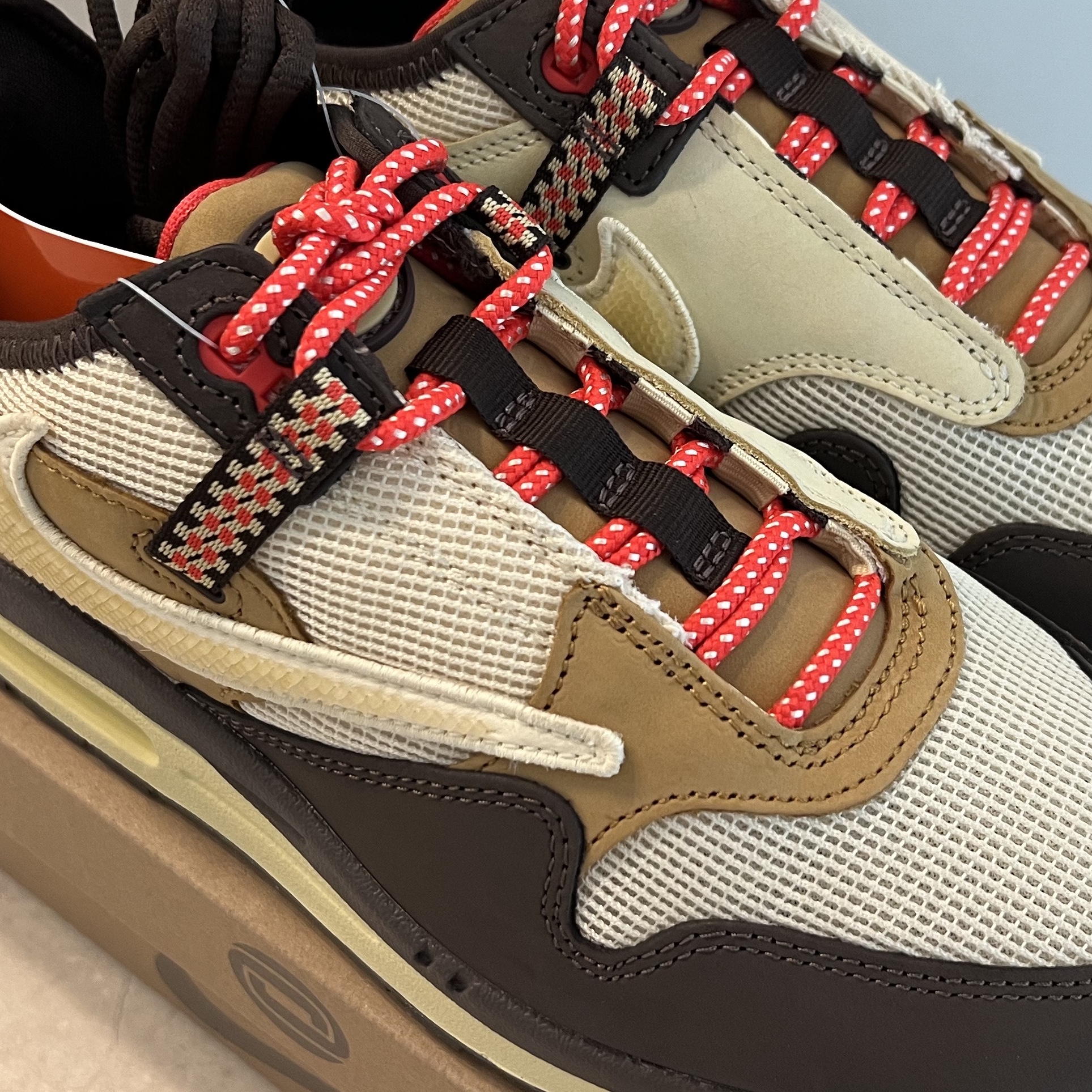 Nike x Travis Scott Air Max 1 Cact.us Brown 착용 스타일