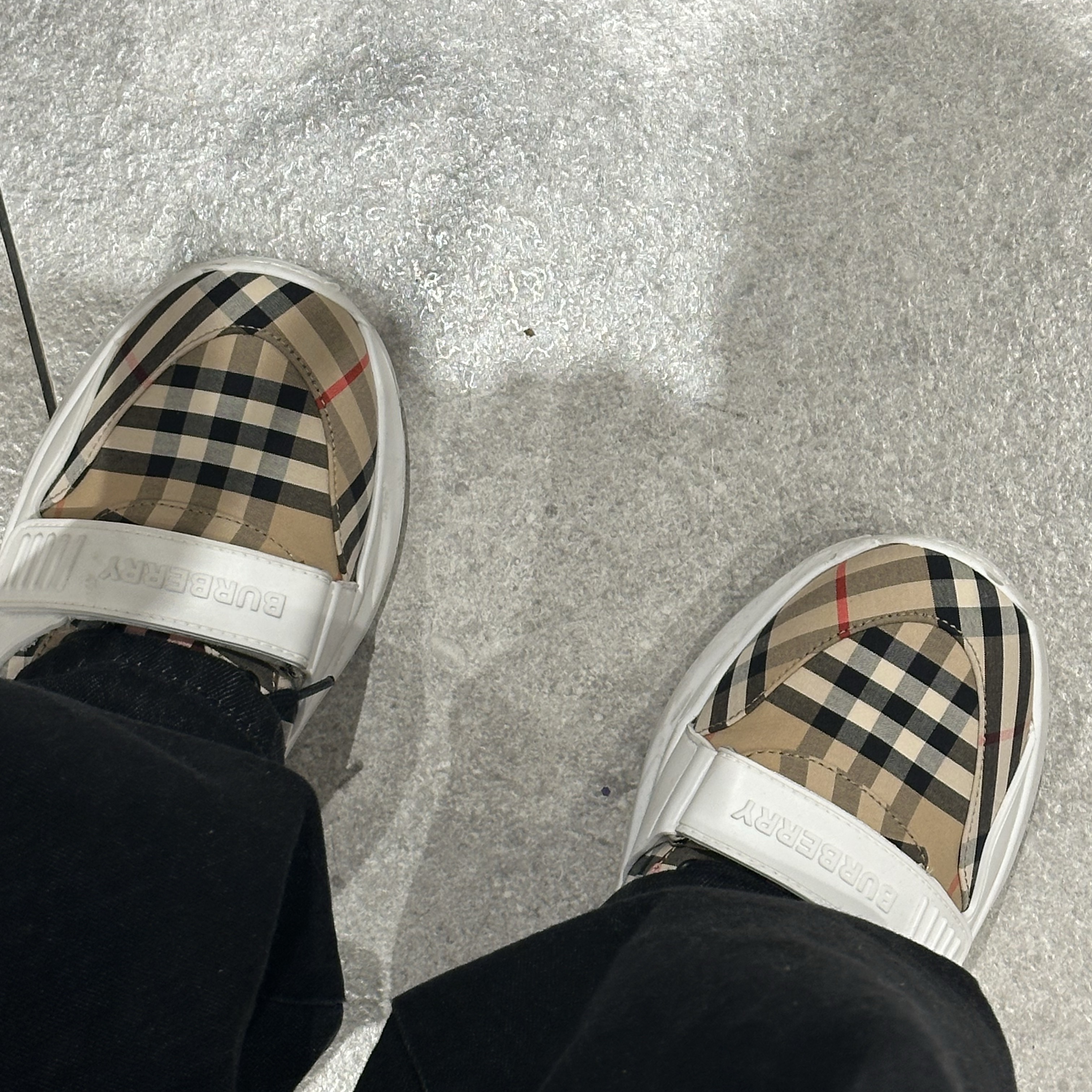 Burberry Vintage Check Cotton Sneakers Archive Beige 착용 스타일