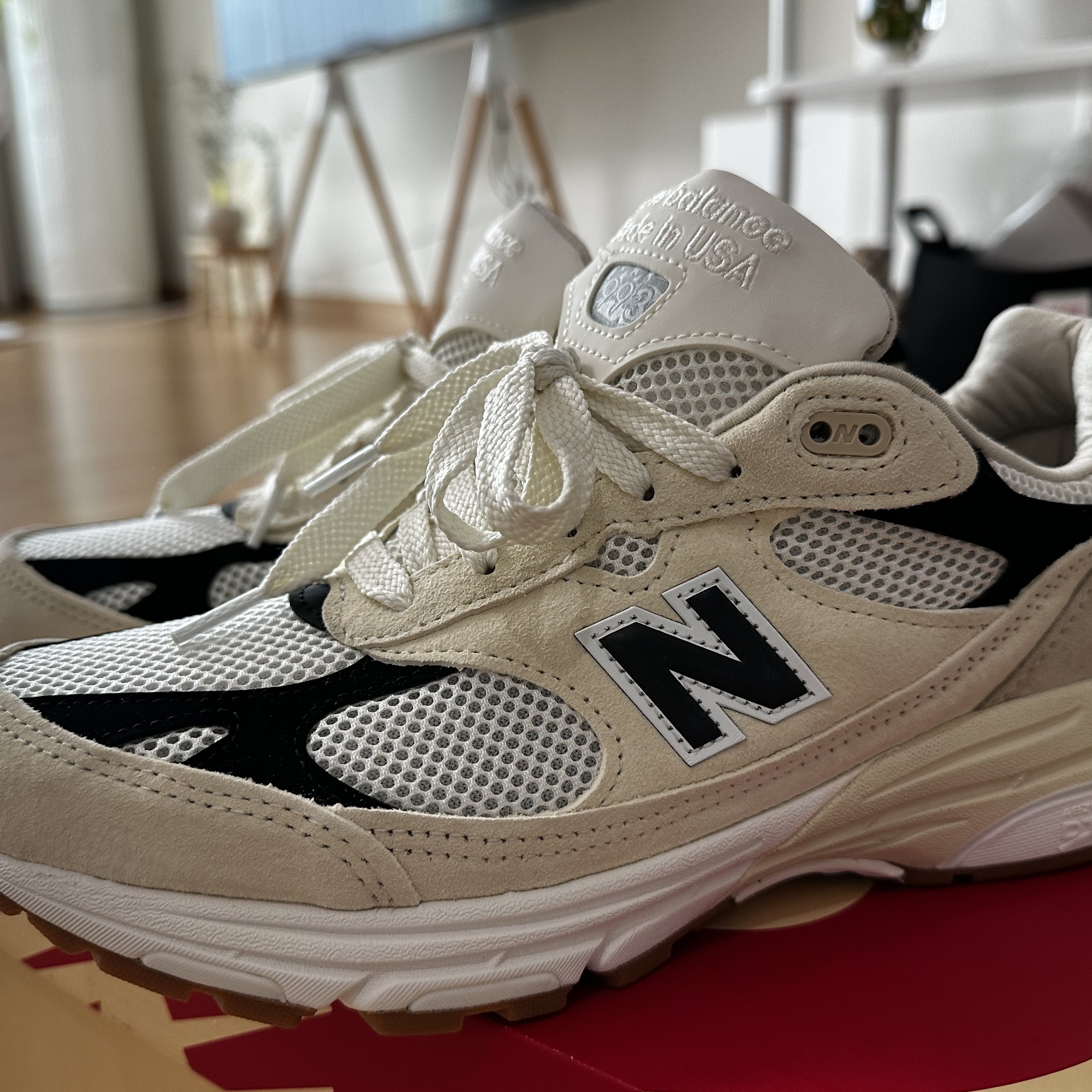 New Balance 993 Made in USA Sea Salt Black 착용 스타일 - 1