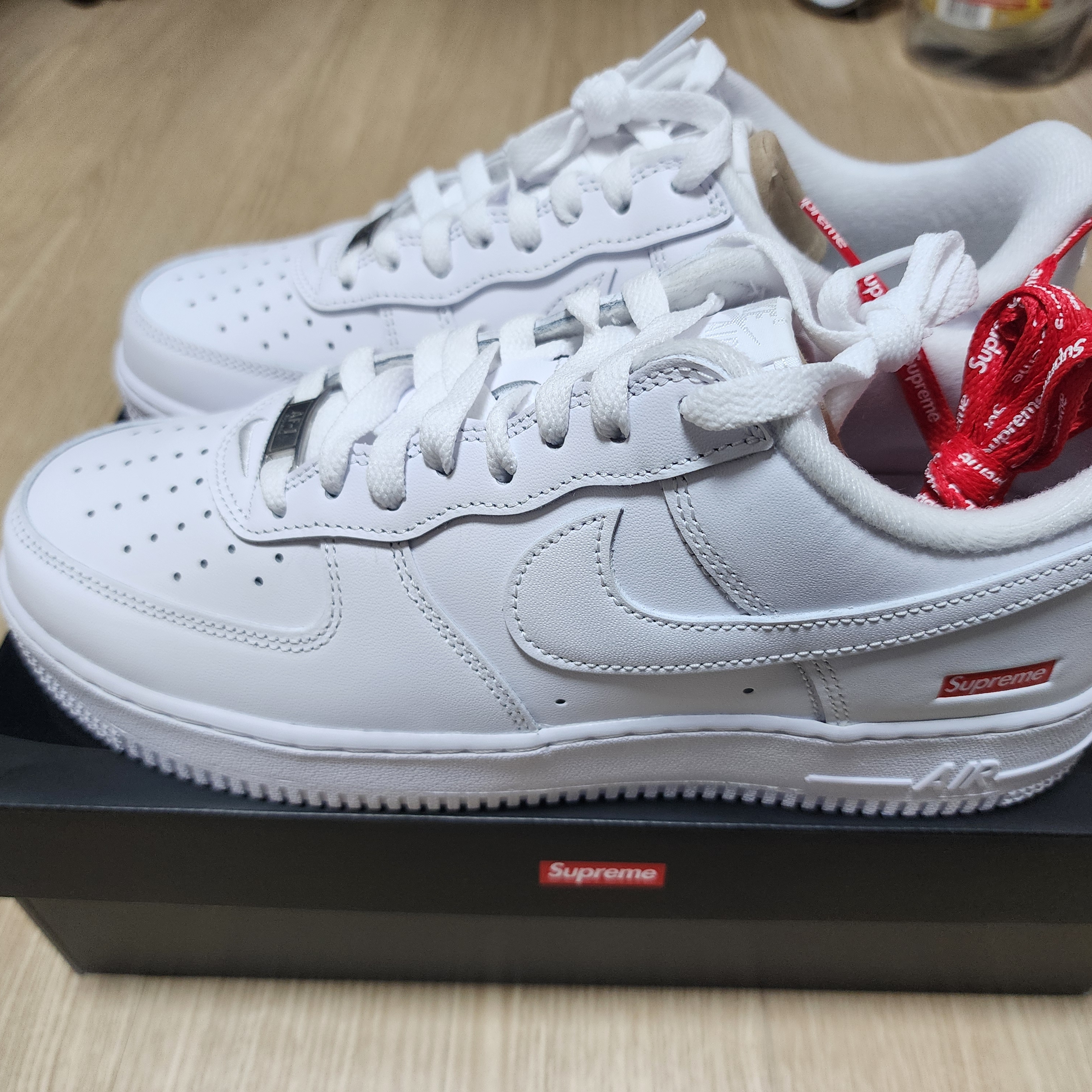 Nike x Supreme Air Force 1 Low White 착용 스타일