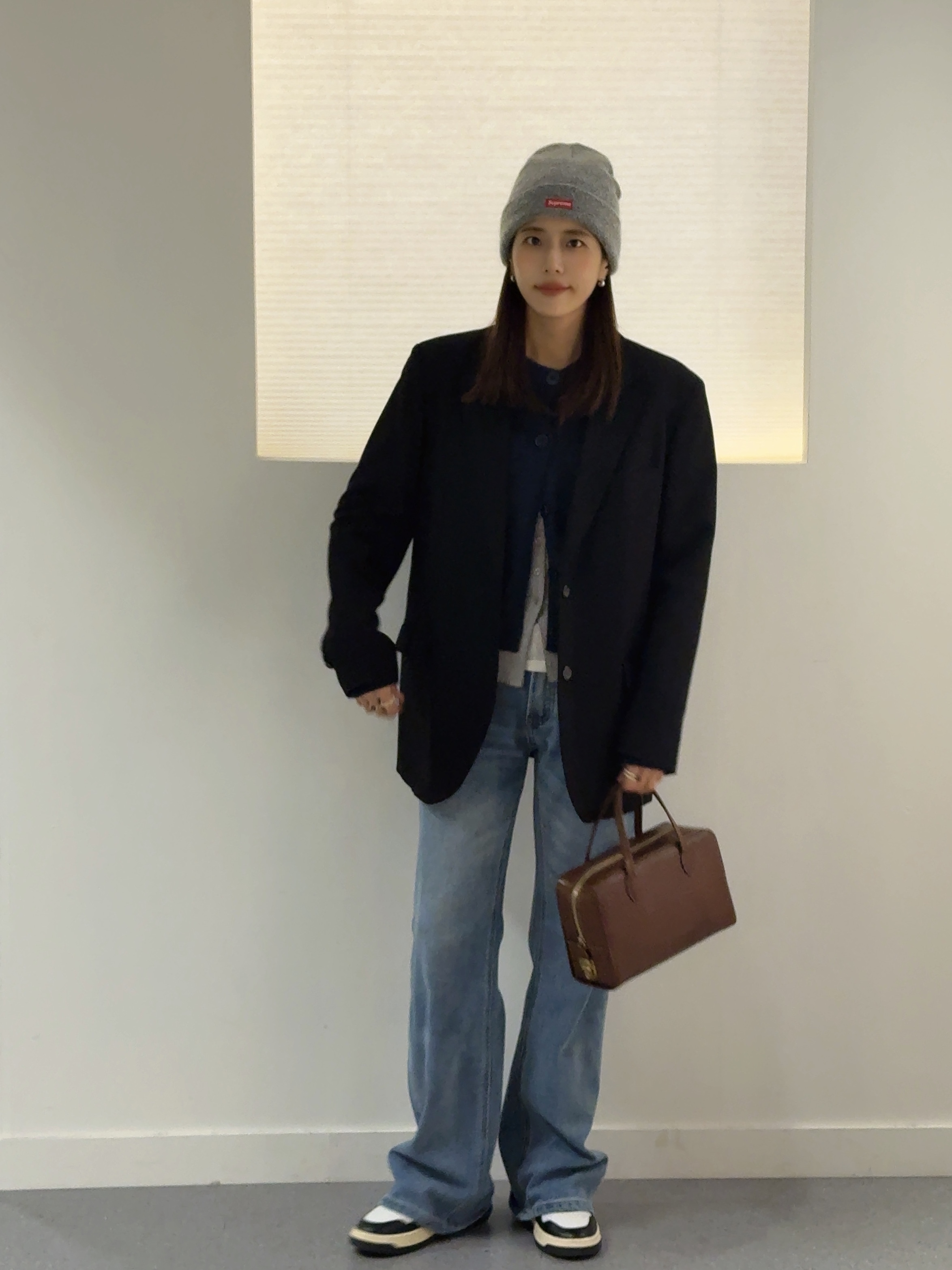 Supreme Mohair Beanie Heather Grey - 24FW, (W) Autry Medalist Low Leather Sneakers Black White 착용 스타일 - 1