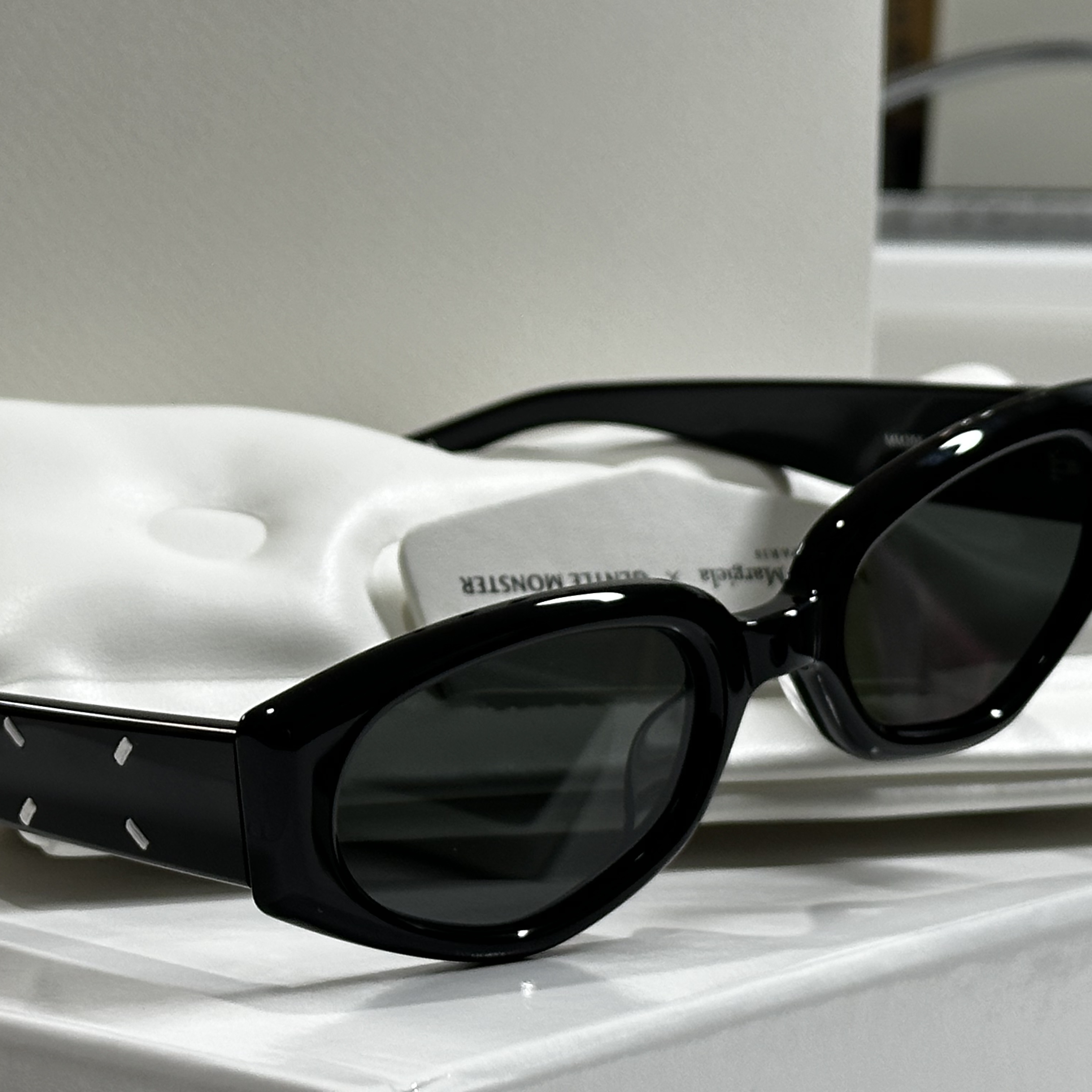 Gentle Monster x Maison Margiela MM205 Black Gray 착용 스타일