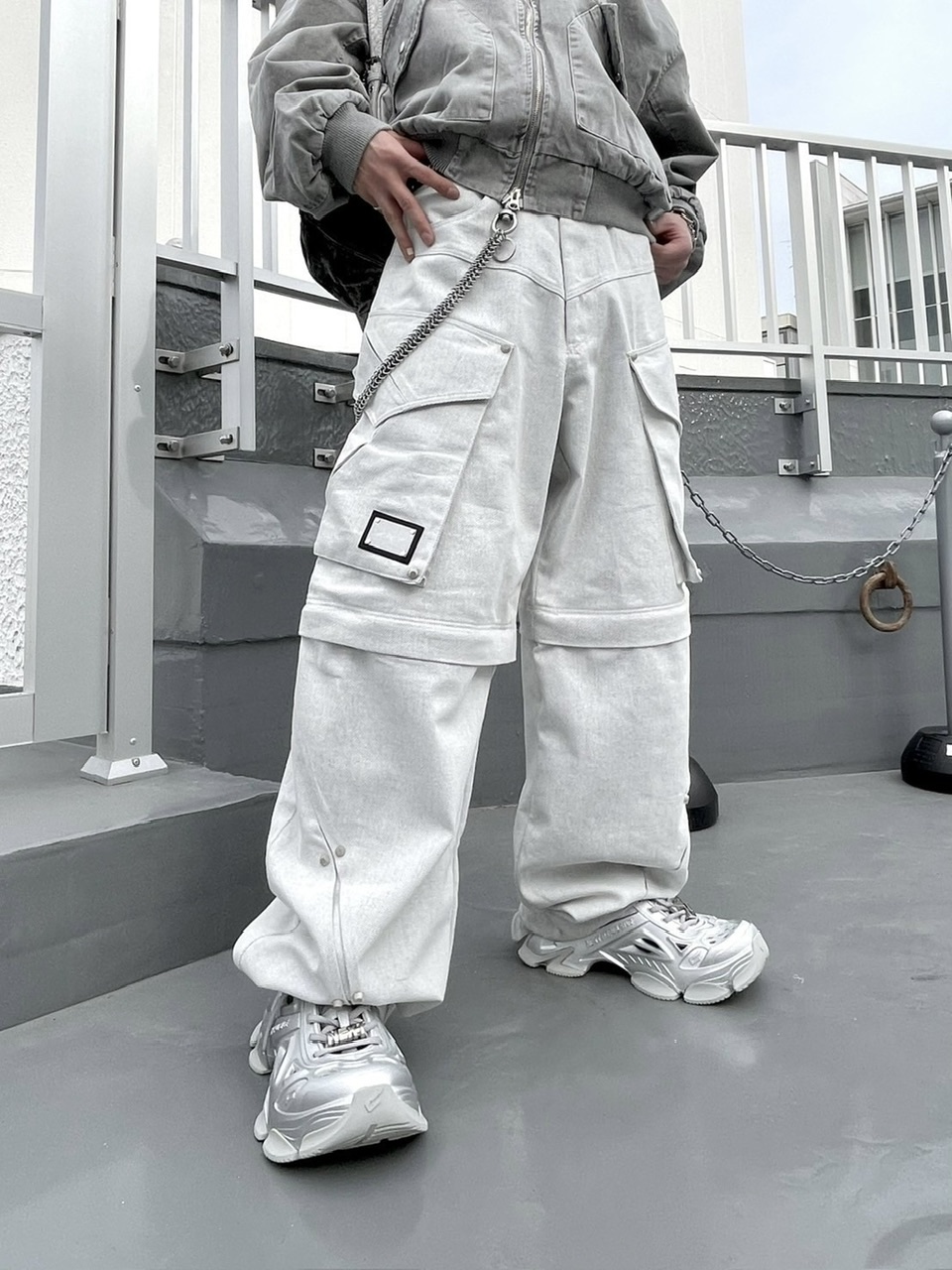 ERR BY ERRORIST Scar Detachable Cargo Denim Pants Ash 착용 스타일 - 2