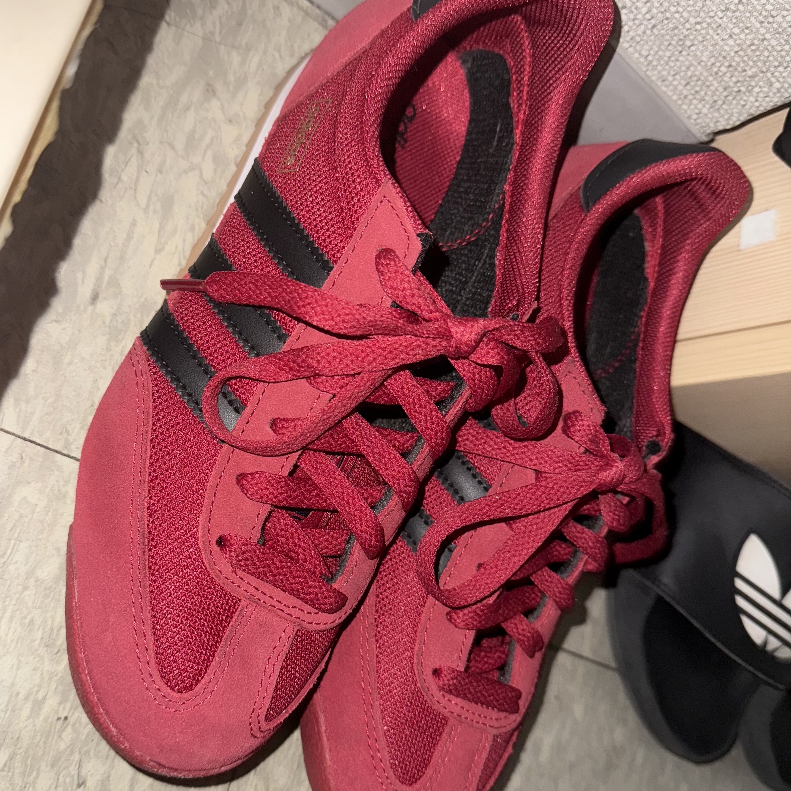 Adidas R71 Team Victory Red Core Black 착용 스타일