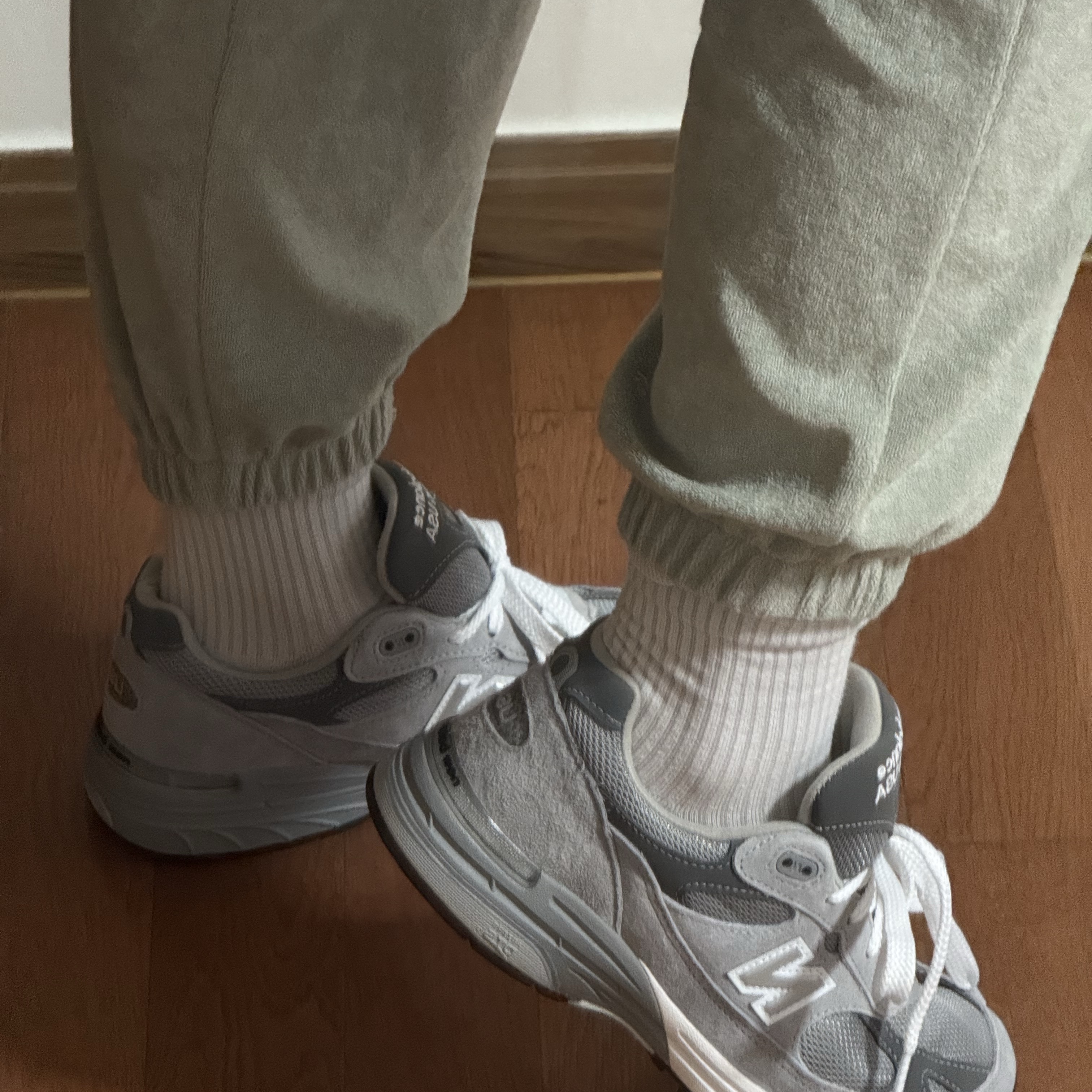 (W) New Balance 993 Made in USA Grey - B Standard 착용 스타일 - 3
