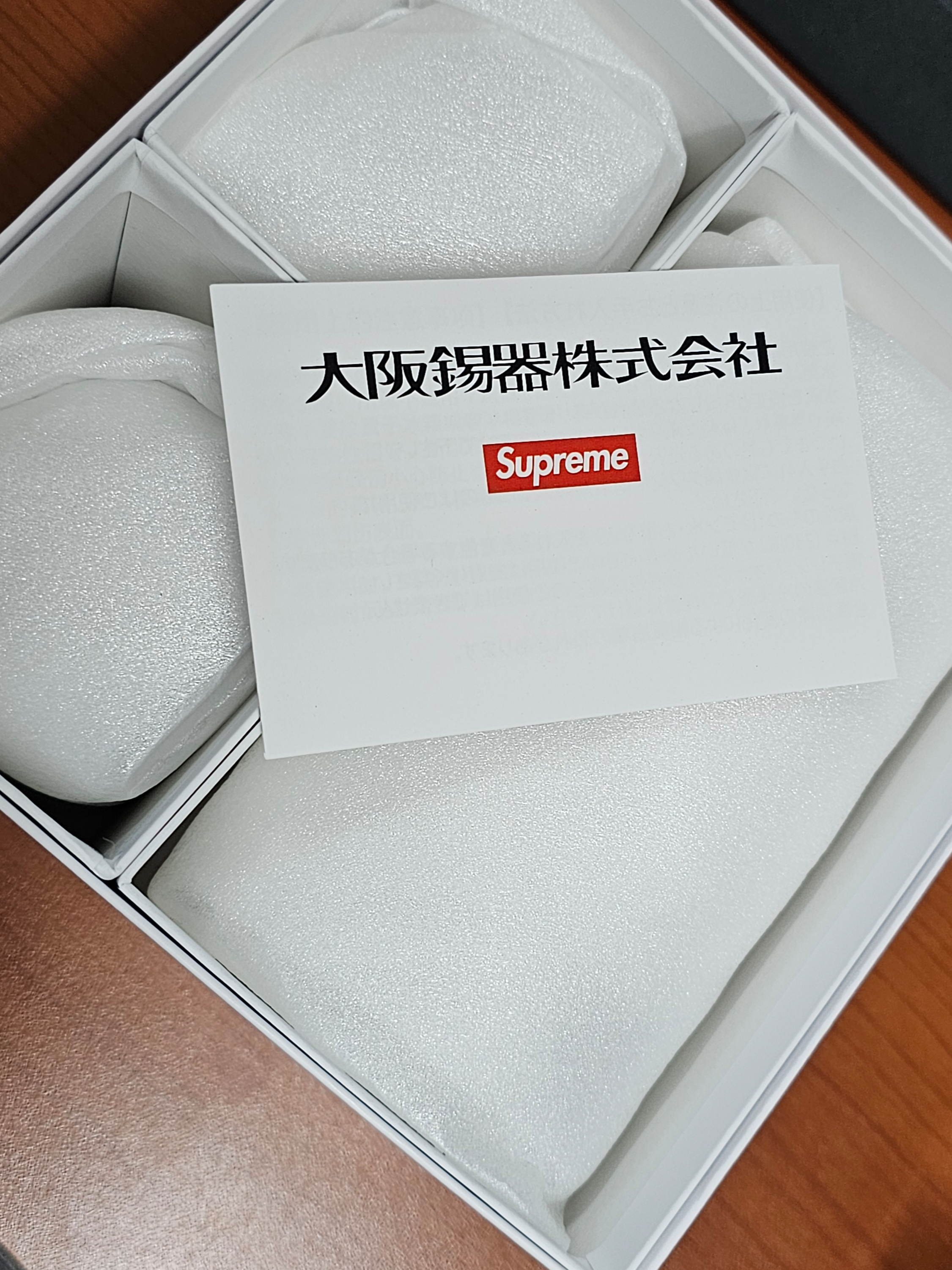 Supreme Tin Sake Set Silver - 25SS, Nike x Supreme Air Force 1 Low White 착용 스타일 - 2