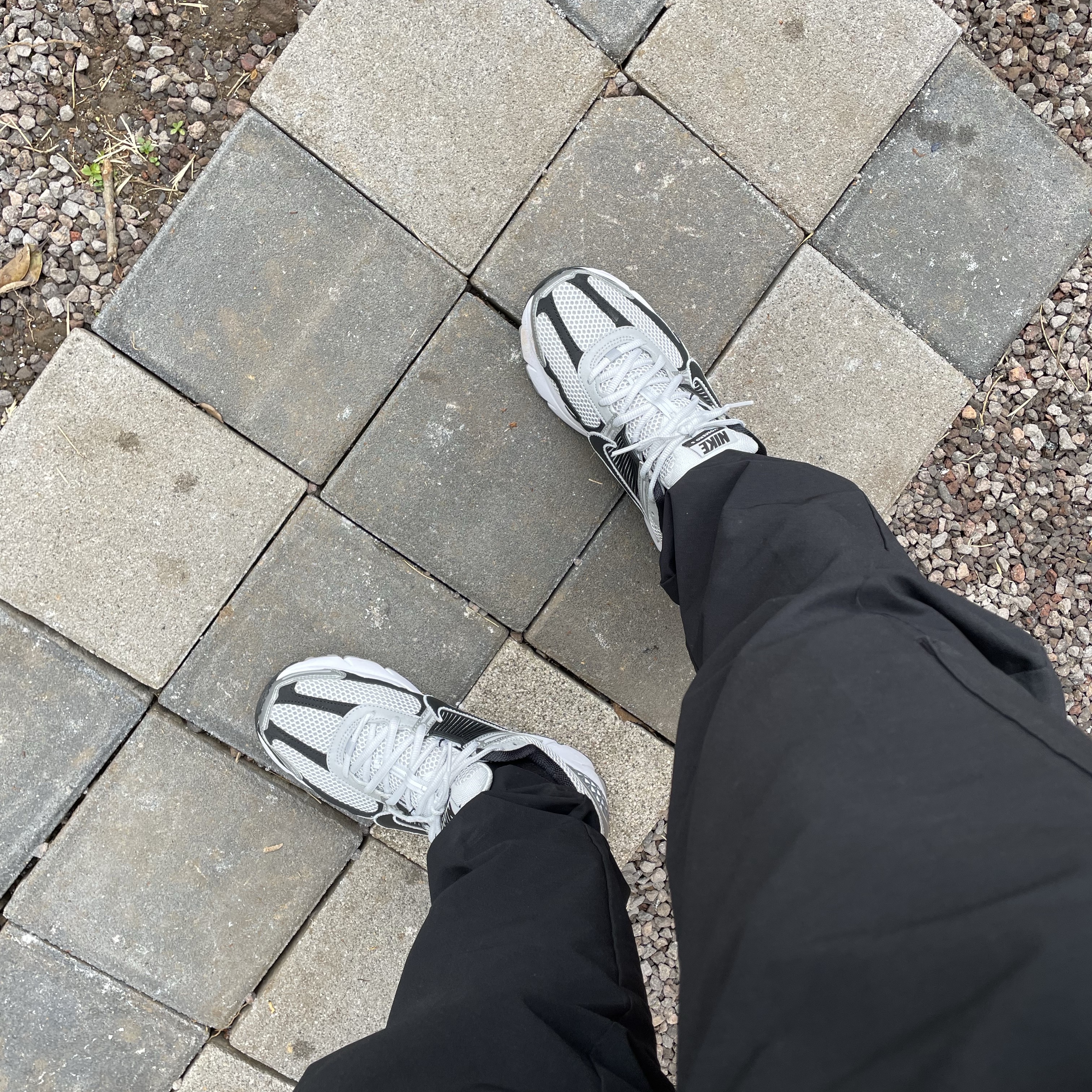 Nike Zoom Vomero 5 Metallic Silver Black 착용 스타일 - 1
