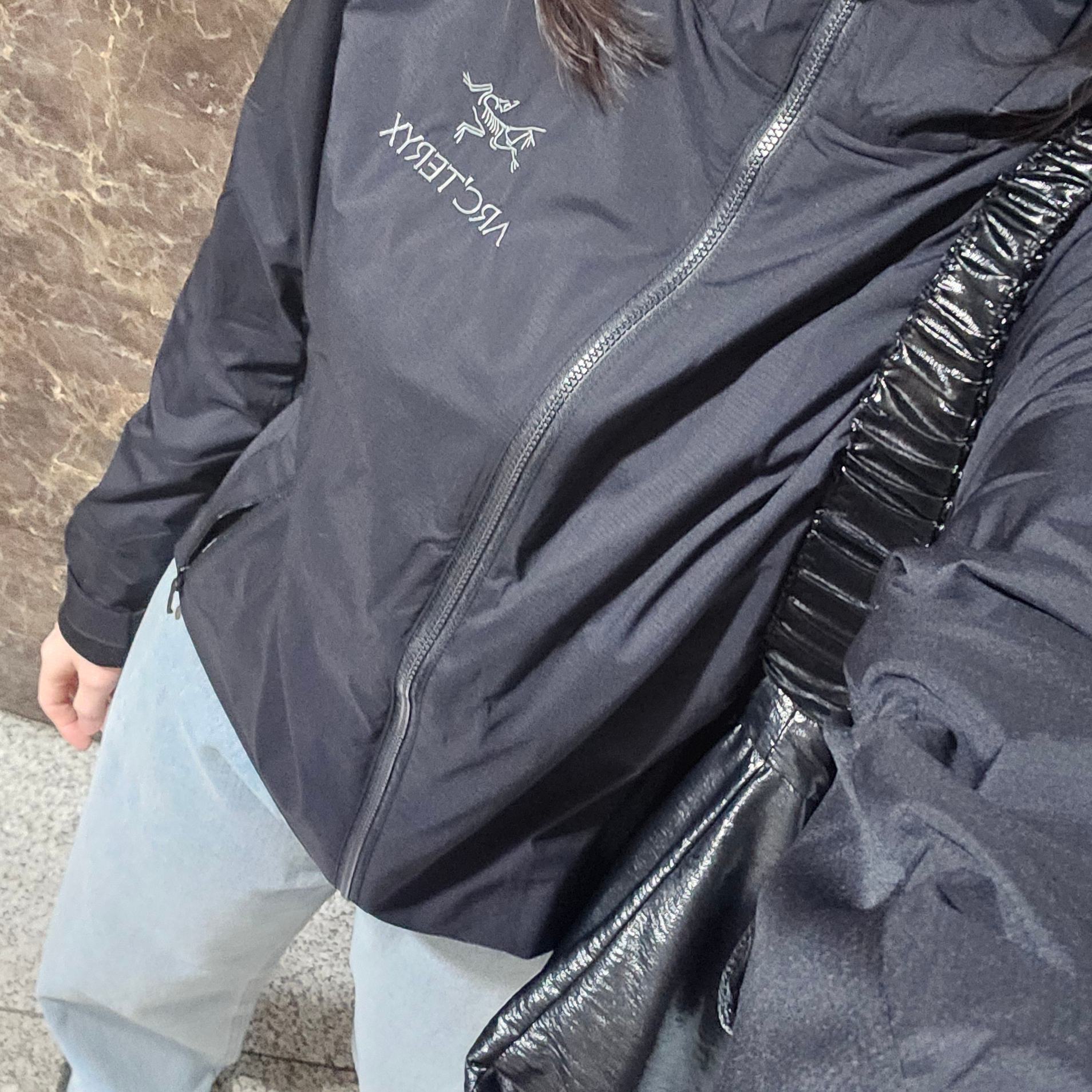 Arc'teryx Atom SL Hoody Black 착용 스타일