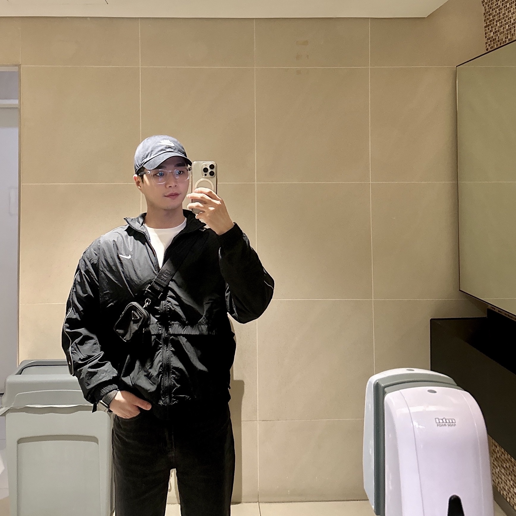 Nike NSW Solo Swoosh Woven Track Jacket Black - Asia, Prada Re-Nylon and Saffiano Leather Shoulder Bag Black 착용 스타일