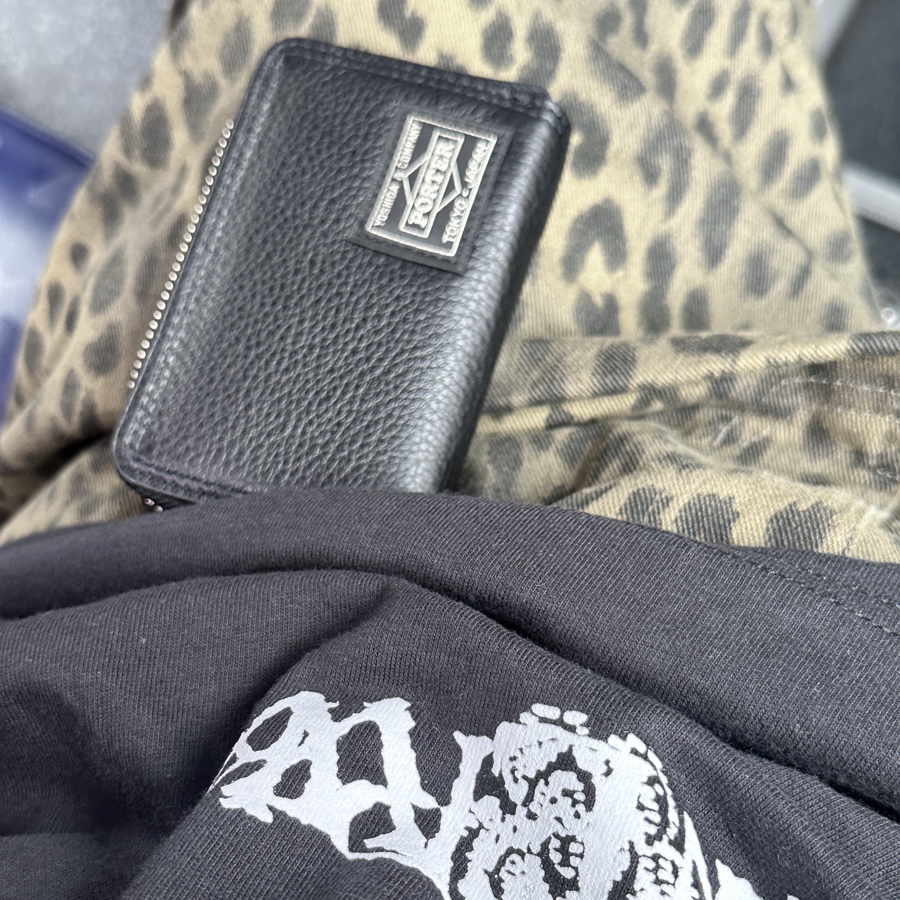 Porter Calm Coin Case Black, Supreme Announcing T-Shirt Black - 25SS 착용 스타일