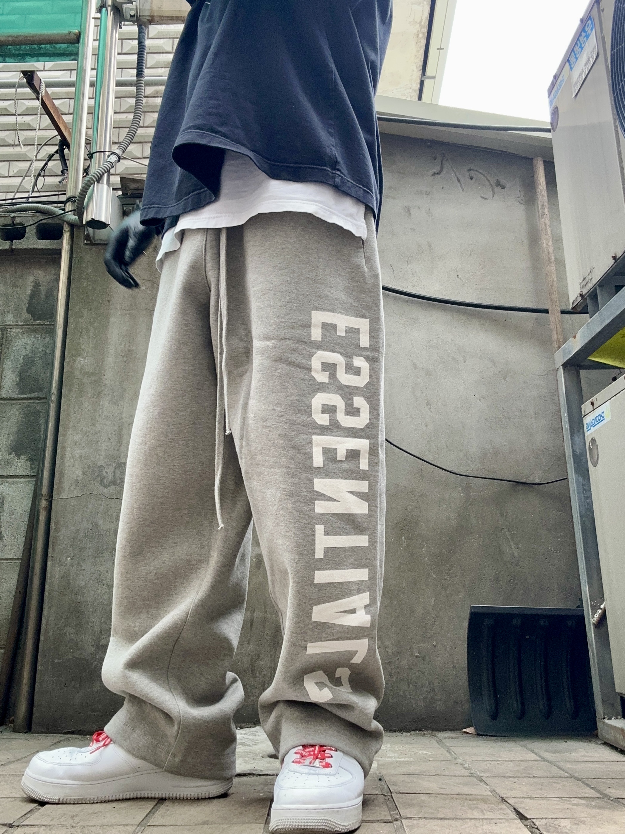 에센셜 플리스 릴렉스드 스웨트팬츠 다크 헤더 - 24FW 착용 스타일 - 2