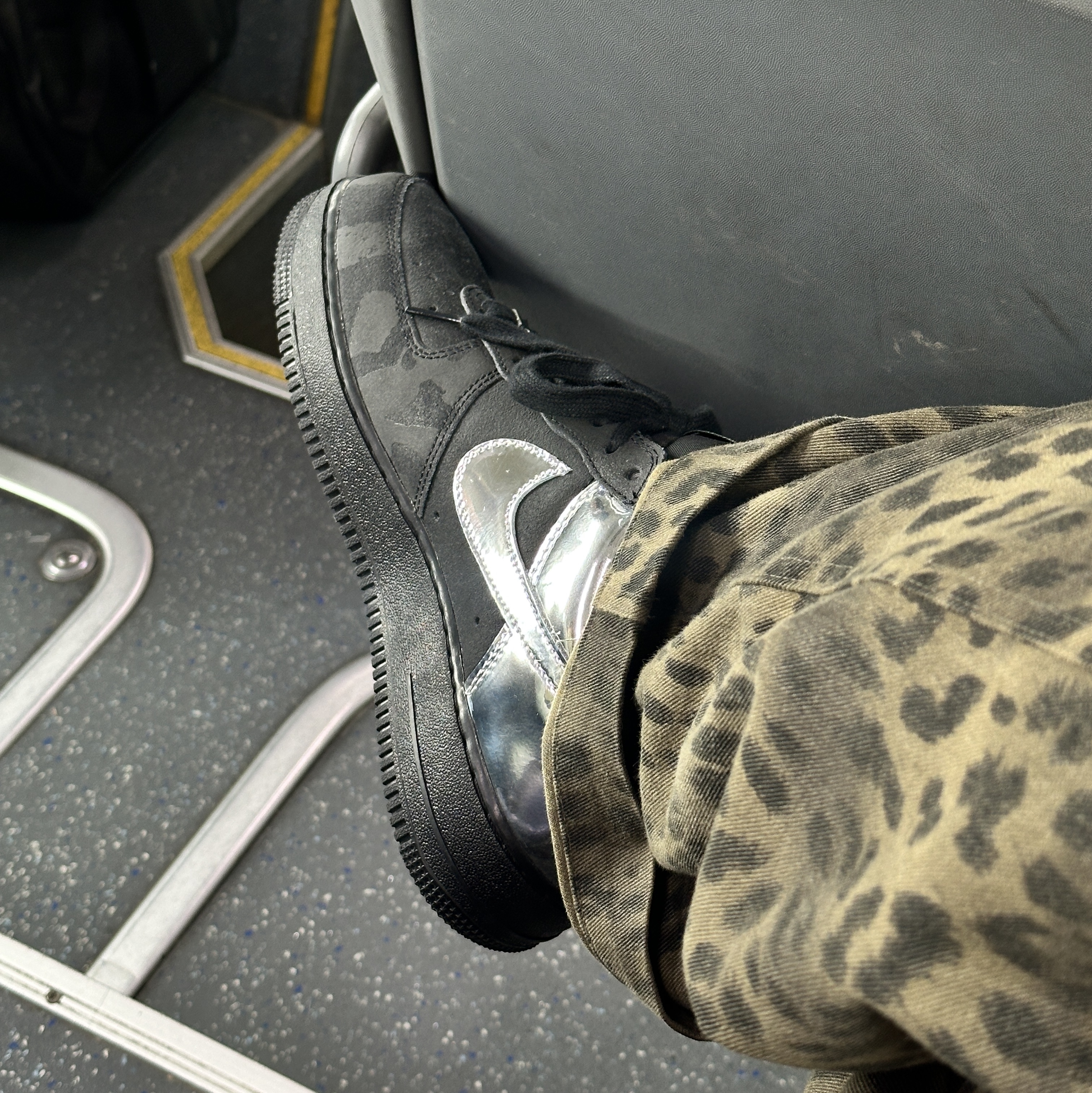 Nike Air Force 1 Low Retro All-Star, ersco Leopard Baggy Trousers Khaki 착용 스타일