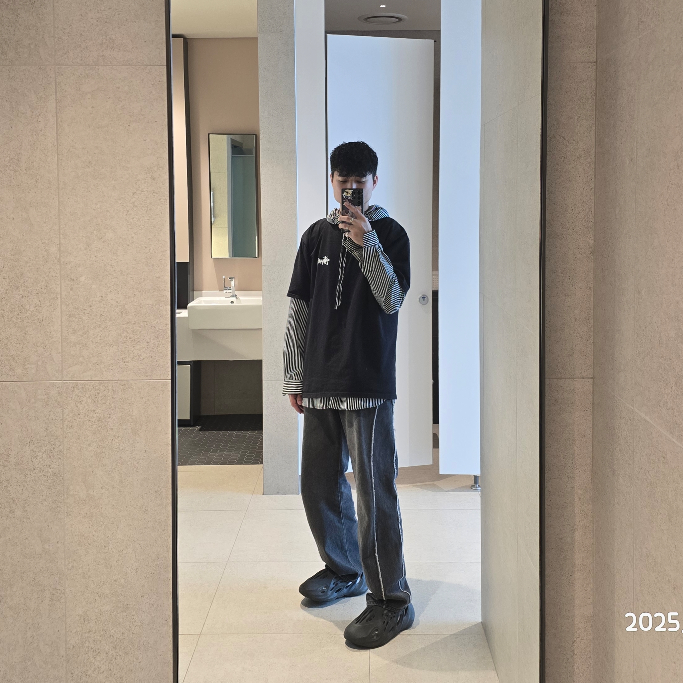 Stussy Plush T-Shirt Black, Adidas Yeezy Foam RNNR Onyx 착용 스타일