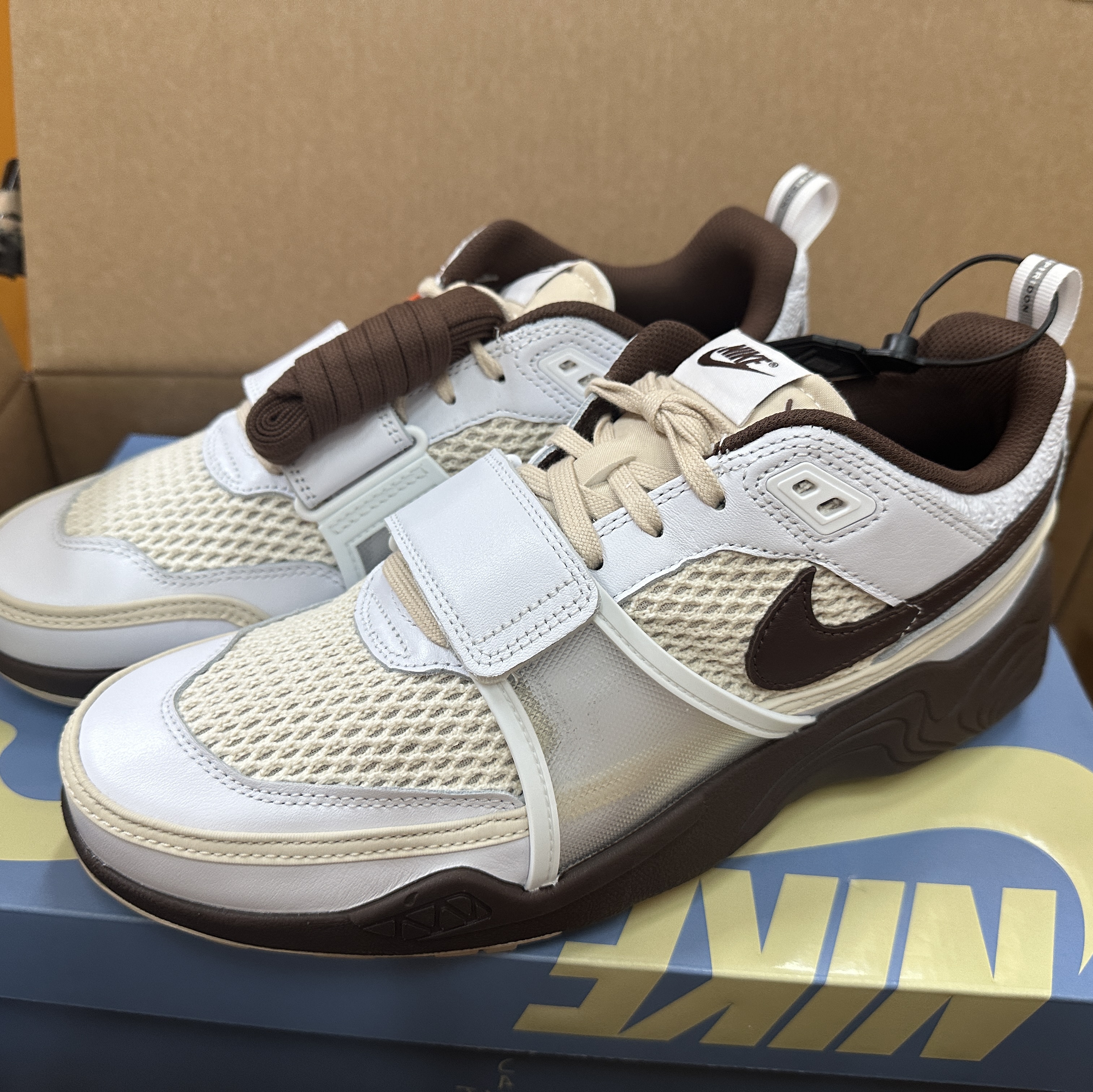 Nike x Travis Scott Zoom Field Jaxx White and Light Chocolate 착용 스타일