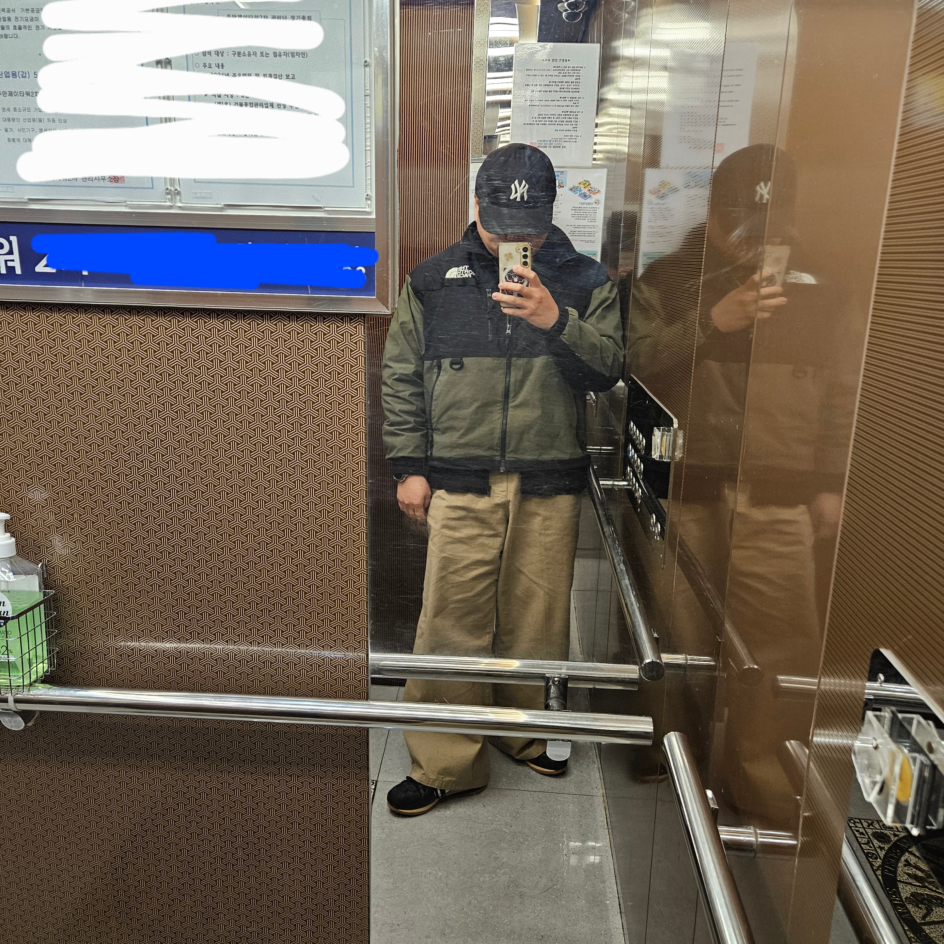 나이키 코르테즈 레더 블랙 검 미디움 브라운 착용 스타일 - 1