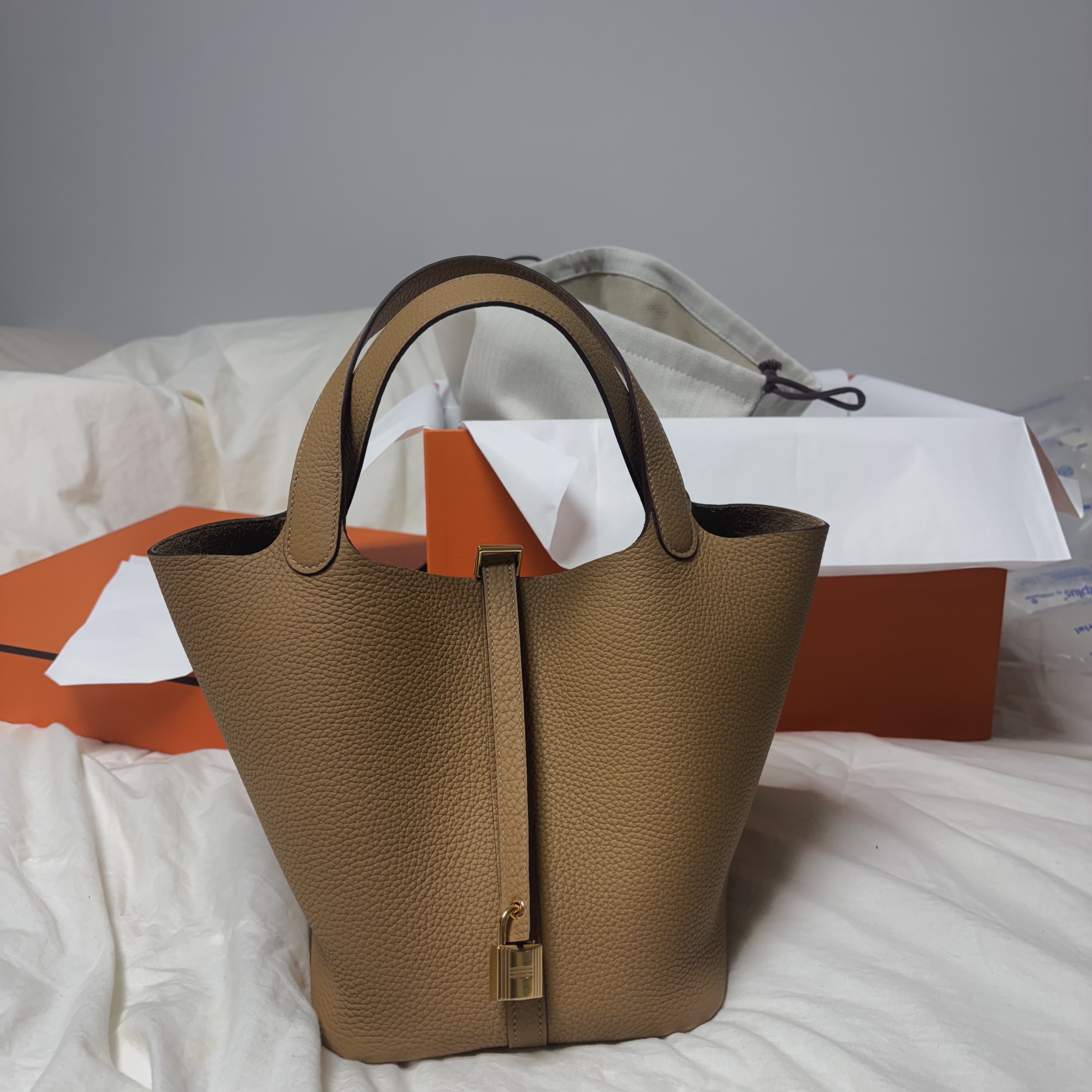 Hermes Picotin Lock 22 Bag Clemence & Gold Biscuit 착용 스타일