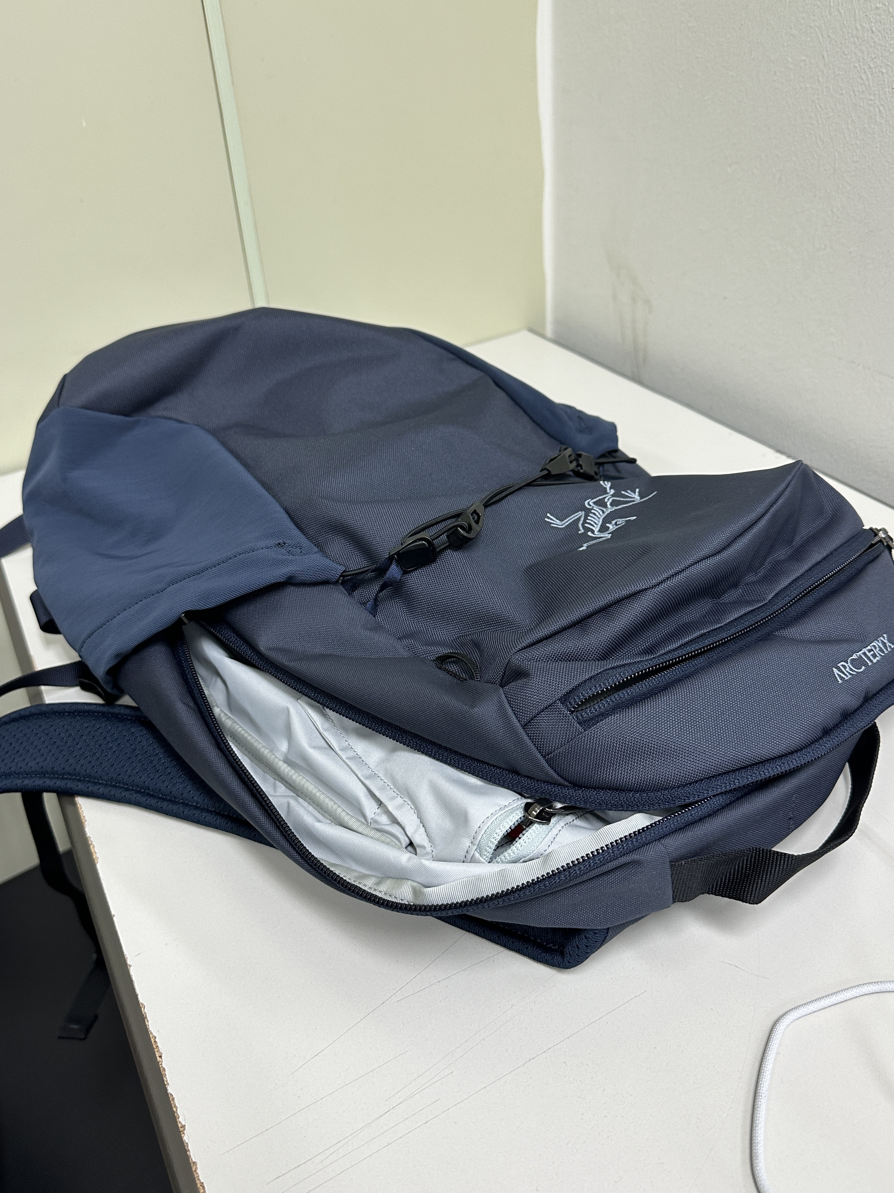 Arc'teryx Mantis 16 Backpack Black Sapphire 착용 스타일