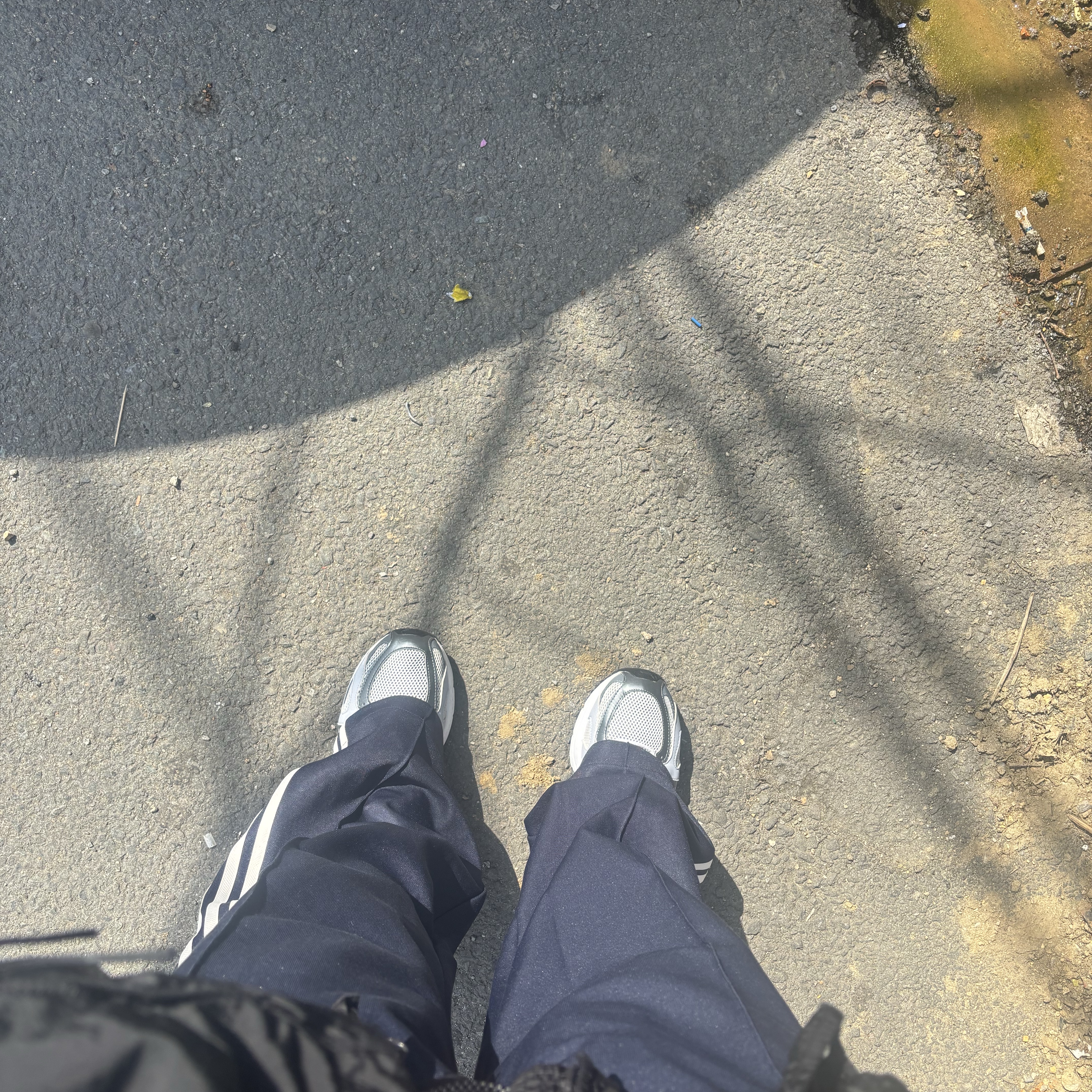 (W) Adidas x Sporty & Rich Track Pants Night Navy - KR Sizing, Reebok x Vetements Spike Runner 200 Grey Silver 착용 스타일