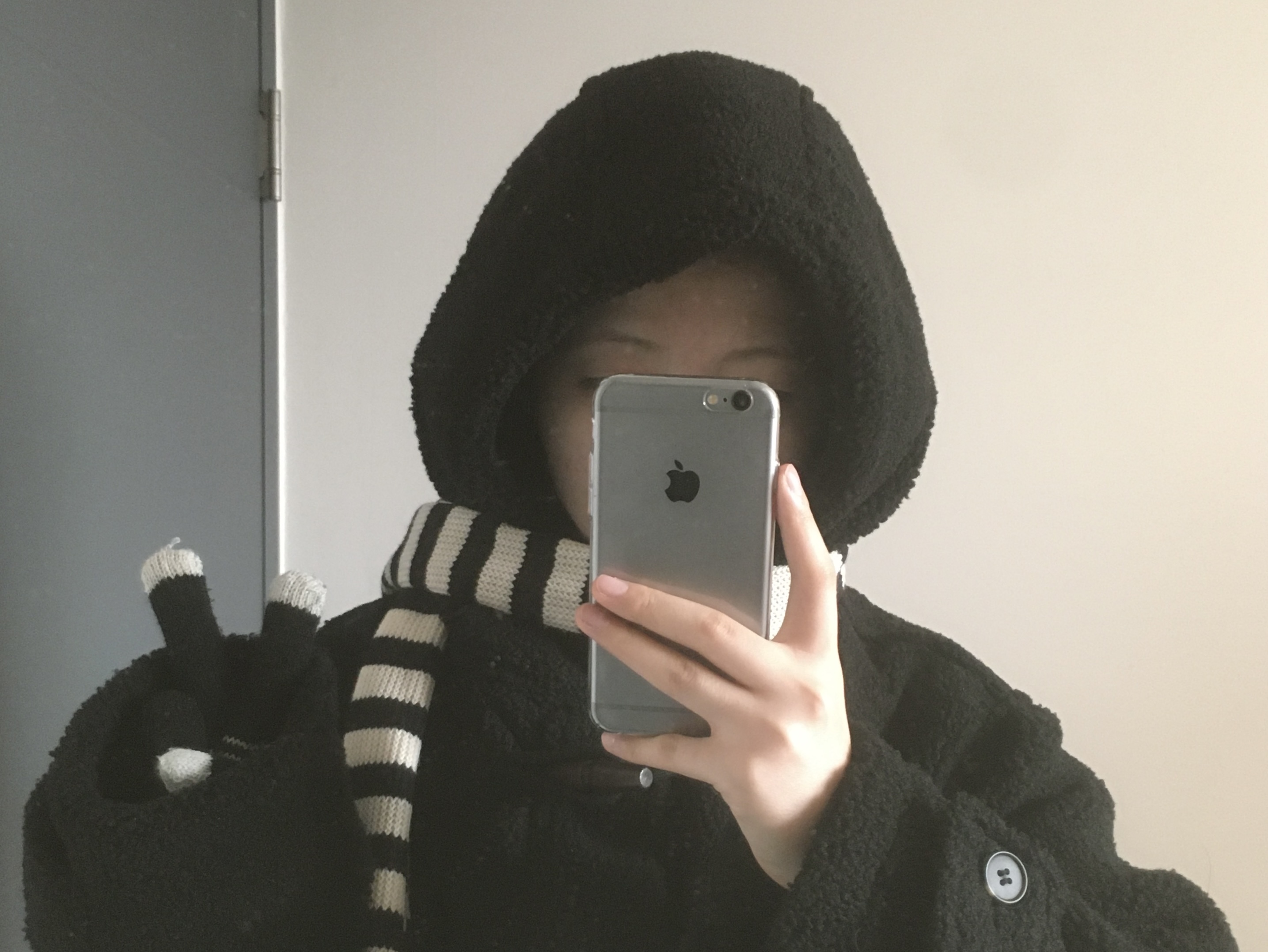 Karactor Striped Knit Muffler Black Ivory 착용 스타일 - 3