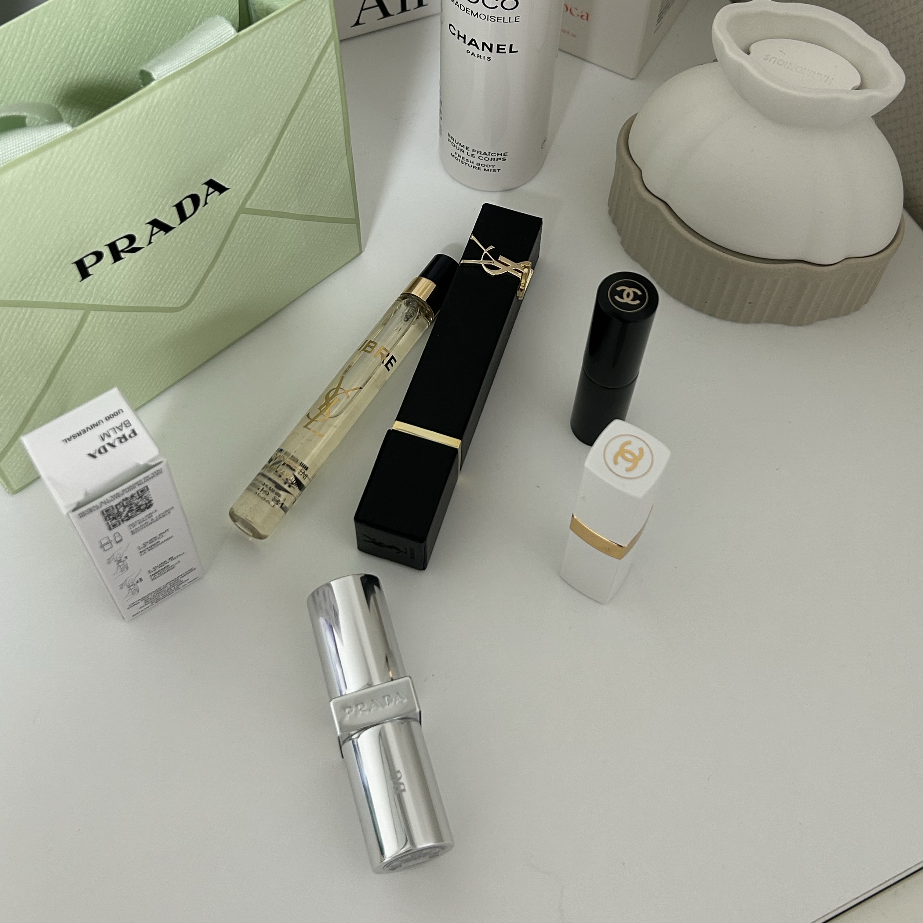 Prada Lip Balm U000 Universal 착용 스타일 - 4
