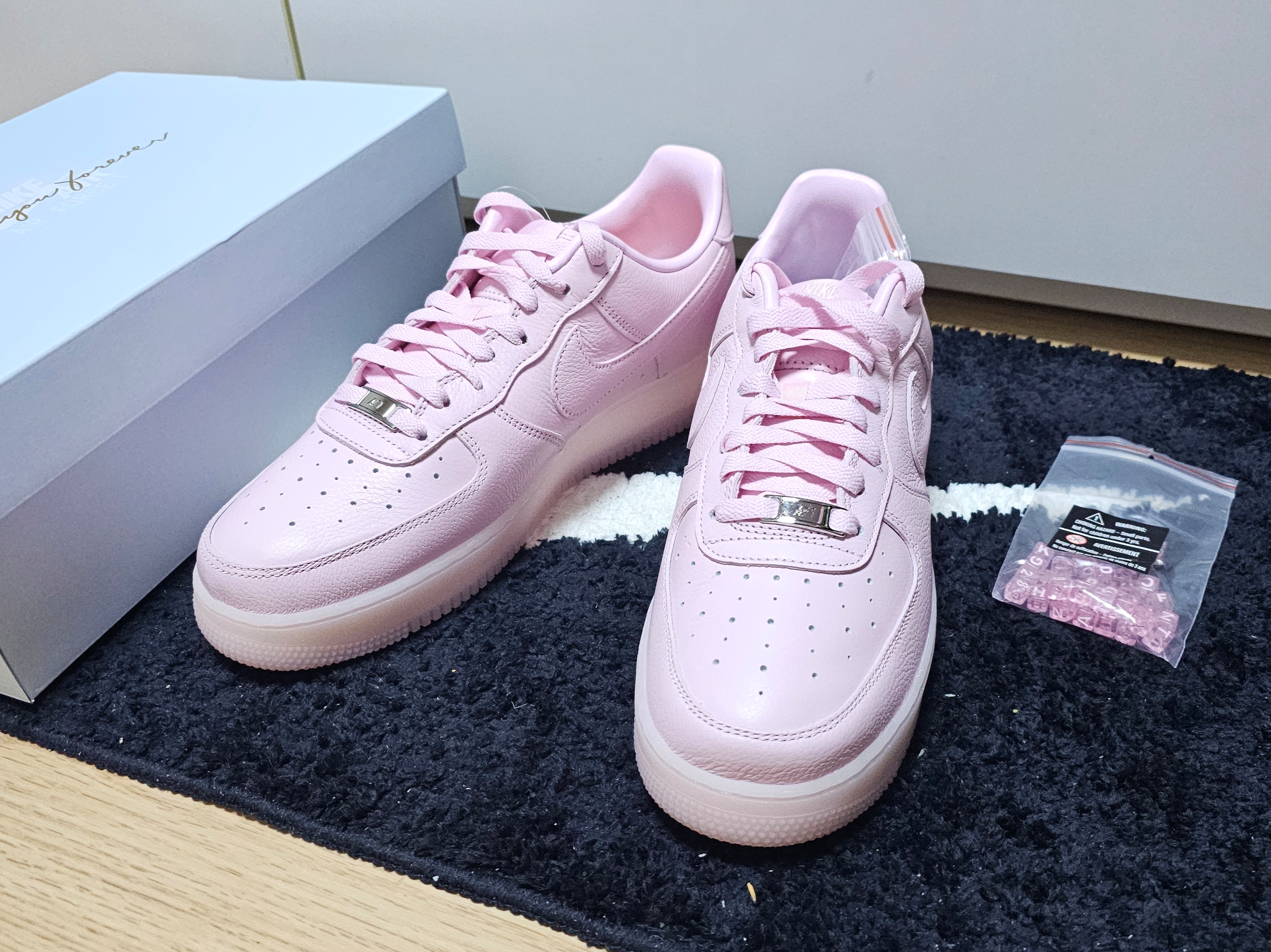 Nike x Drake Nocta Air Force 1 Low SP Certified Lover Boy Pink Foam 착용 스타일 - 2