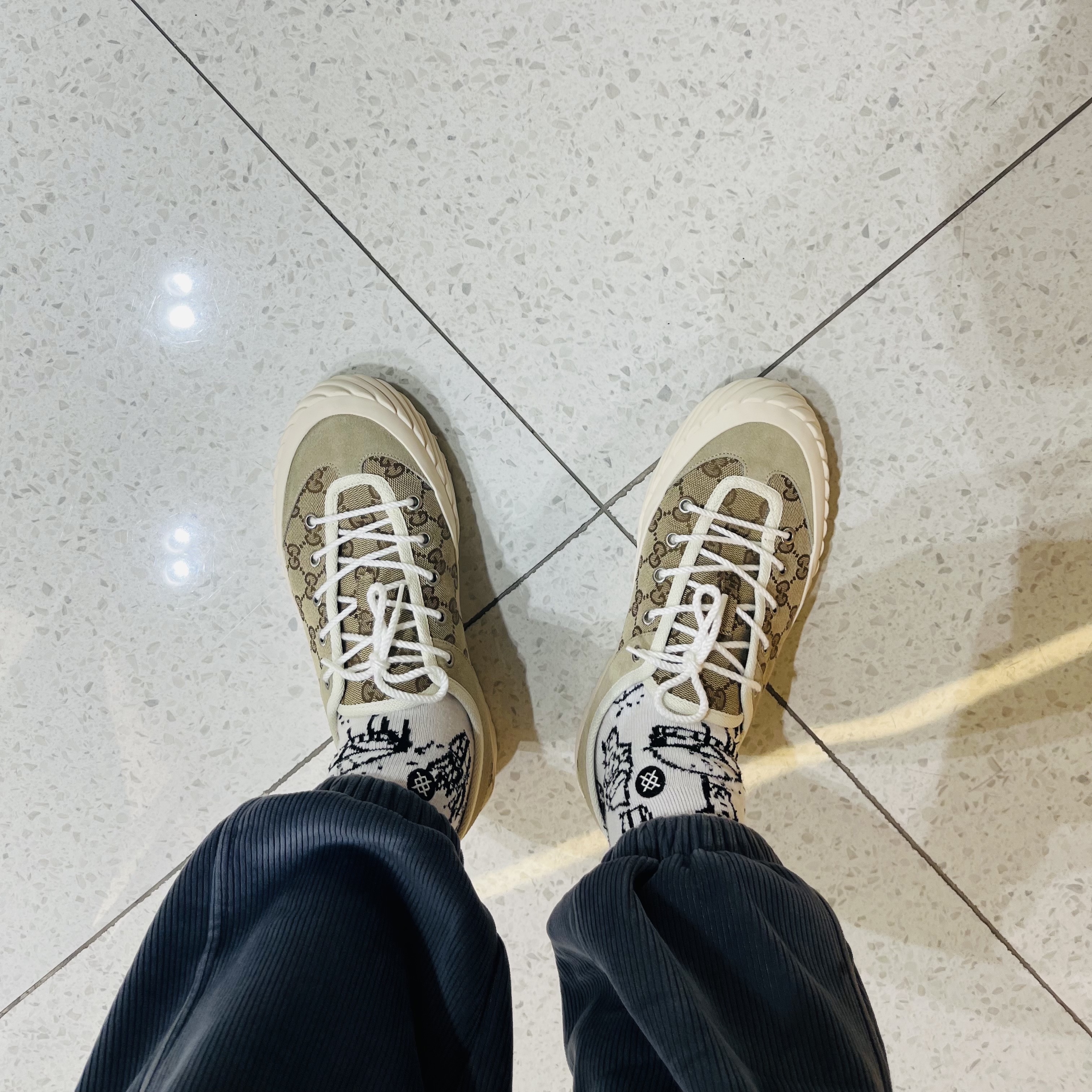Gucci GG Sneaker Beige Ebony GG Canvas 착용 스타일 - 1