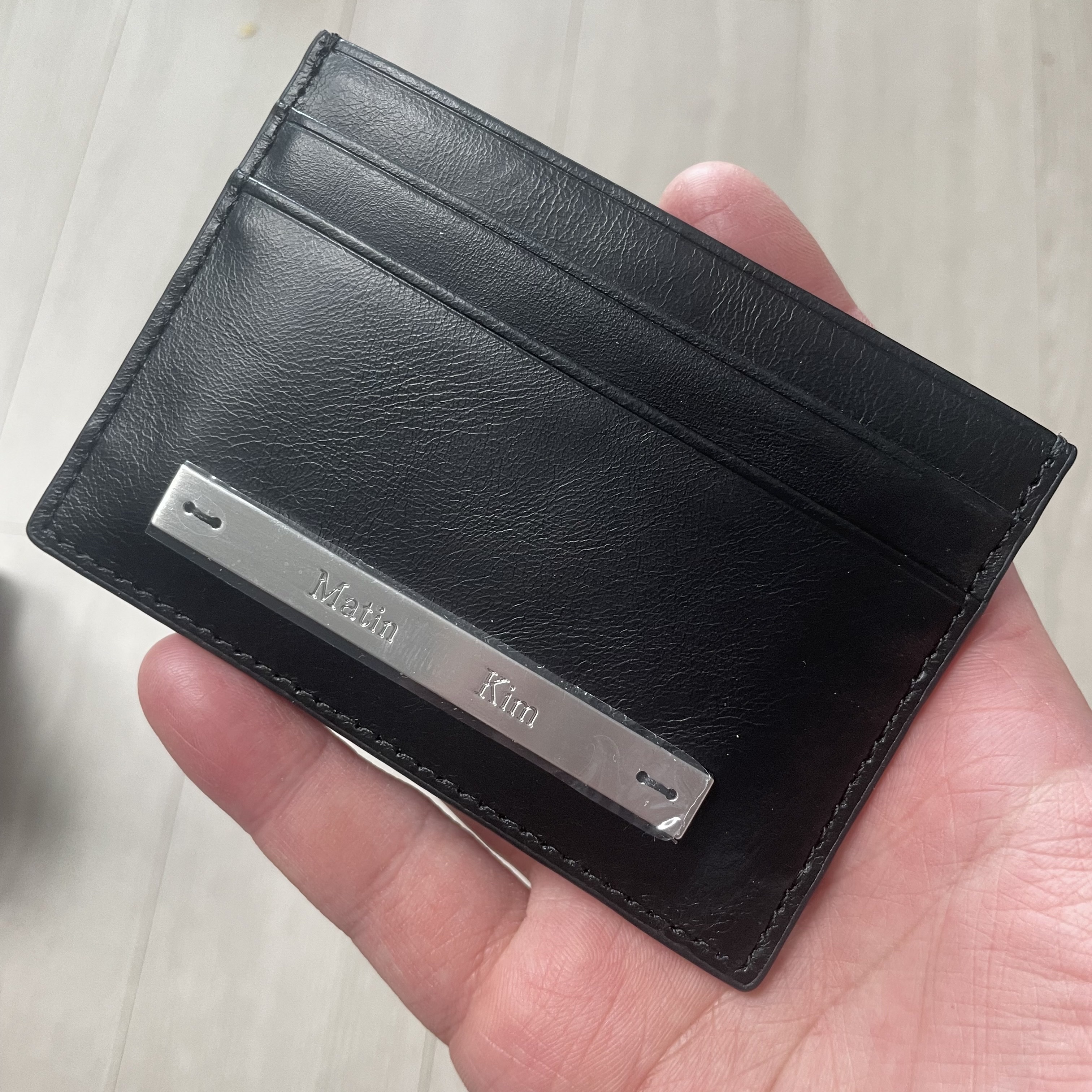 Matin Kim Vintage Card Wallet Black 착용 스타일 - 4