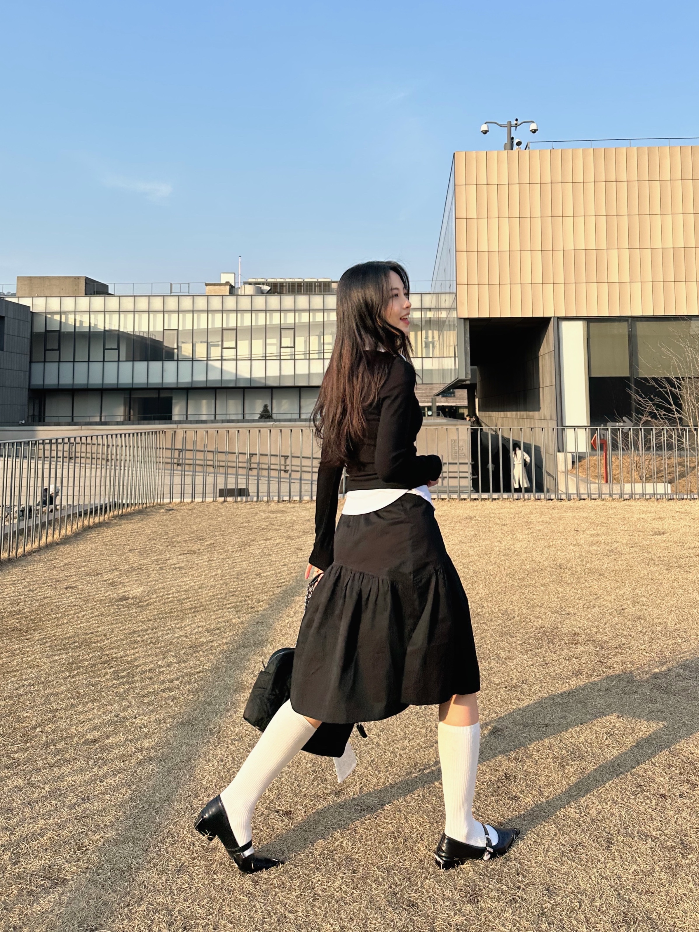 프라다 포코노 나일론 퀼팅 체인 숄더백 블랙 착용 스타일 - 4