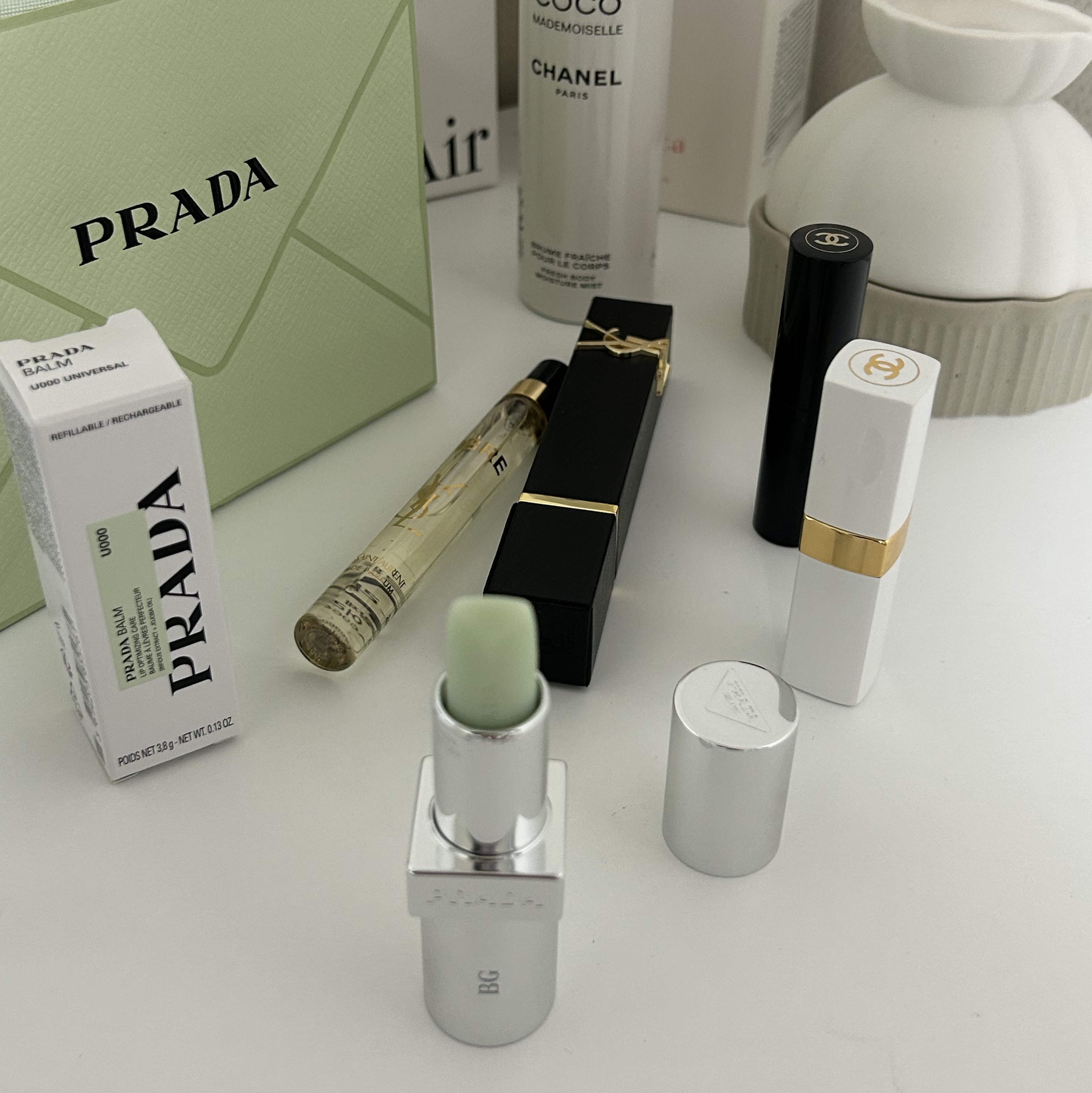 Prada Lip Balm U000 Universal 착용 스타일 - 2