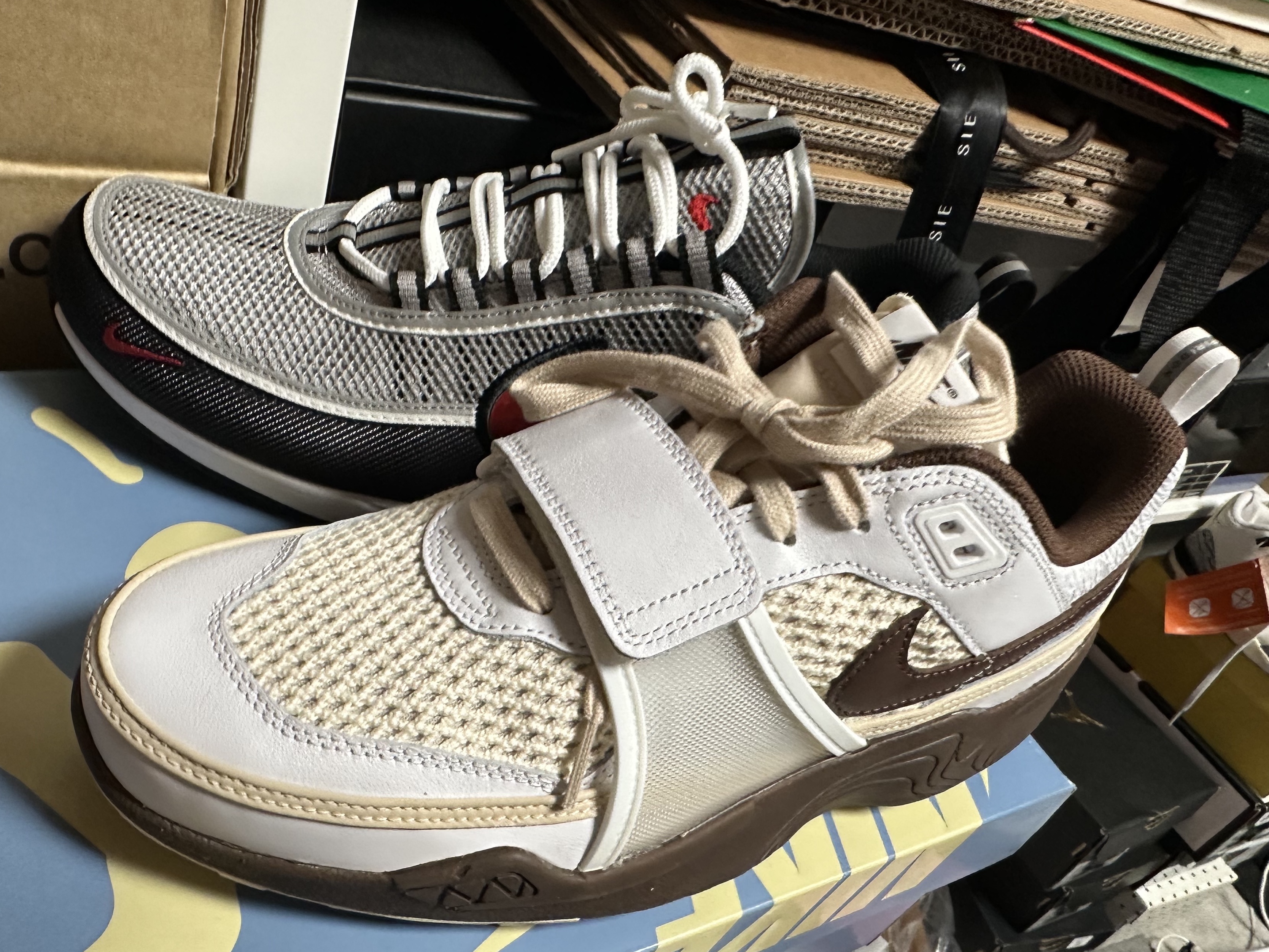 Nike Air Zoom Spiridon Metallic Silver and Sport Red 2024, Nike x Travis Scott Zoom Field Jaxx White and Light Chocolate 착용 스타일
