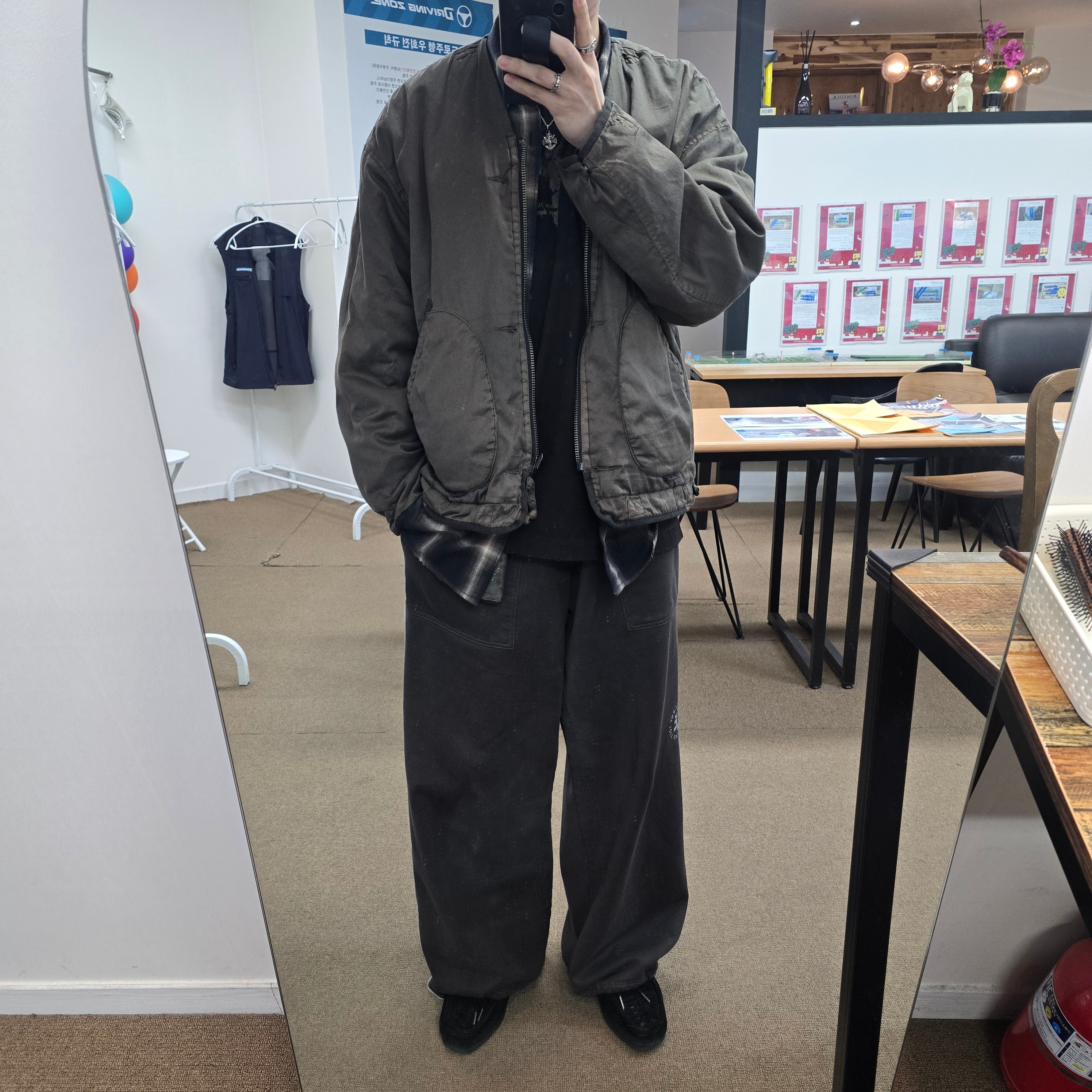폴리테루 1011 카모 라이너 자켓 유즈드 올리브, [프리오더] 폴리테루 리벳 카드 월렛 블랙 착용 스타일 - 2