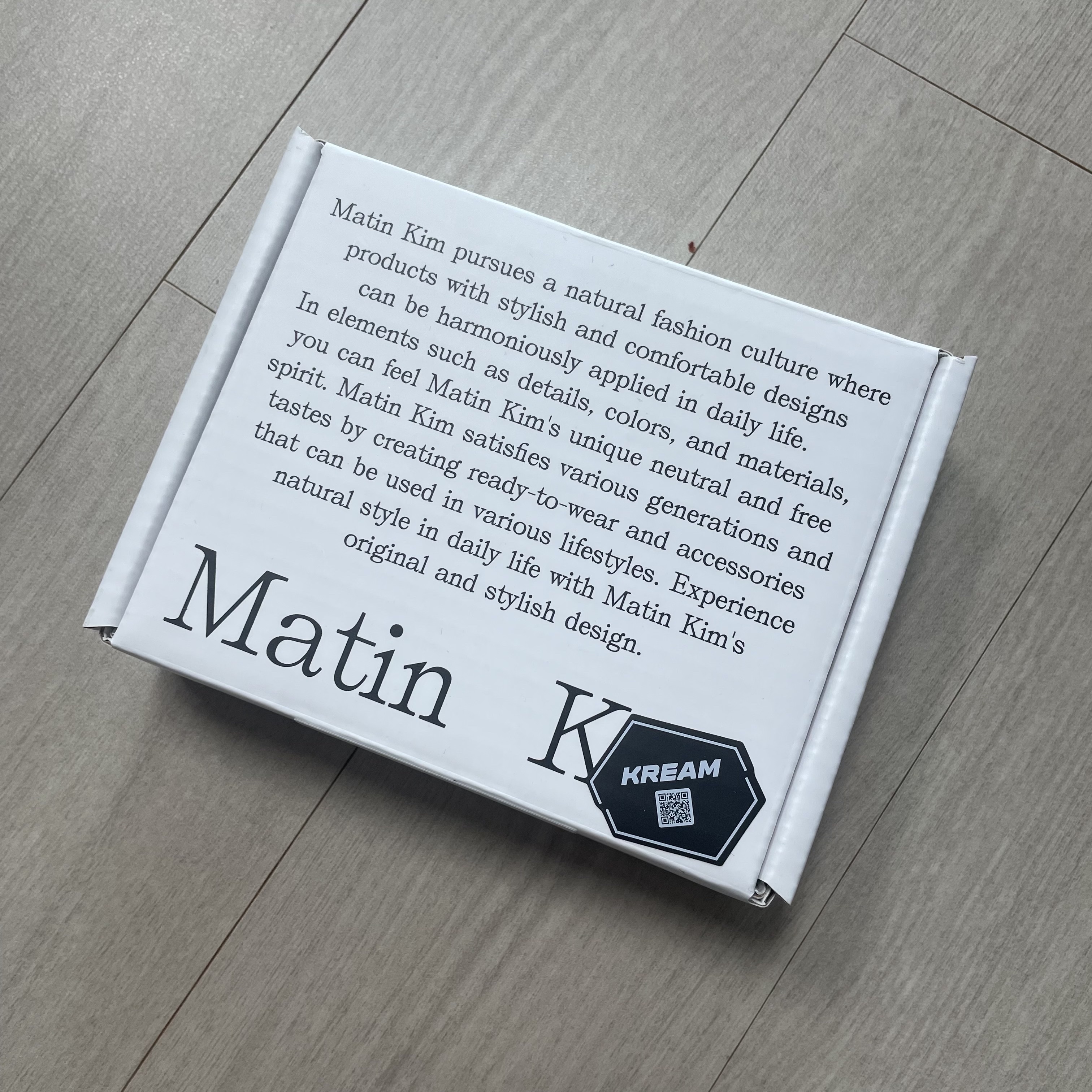 Matin Kim Vintage Card Wallet Black 착용 스타일 - 1