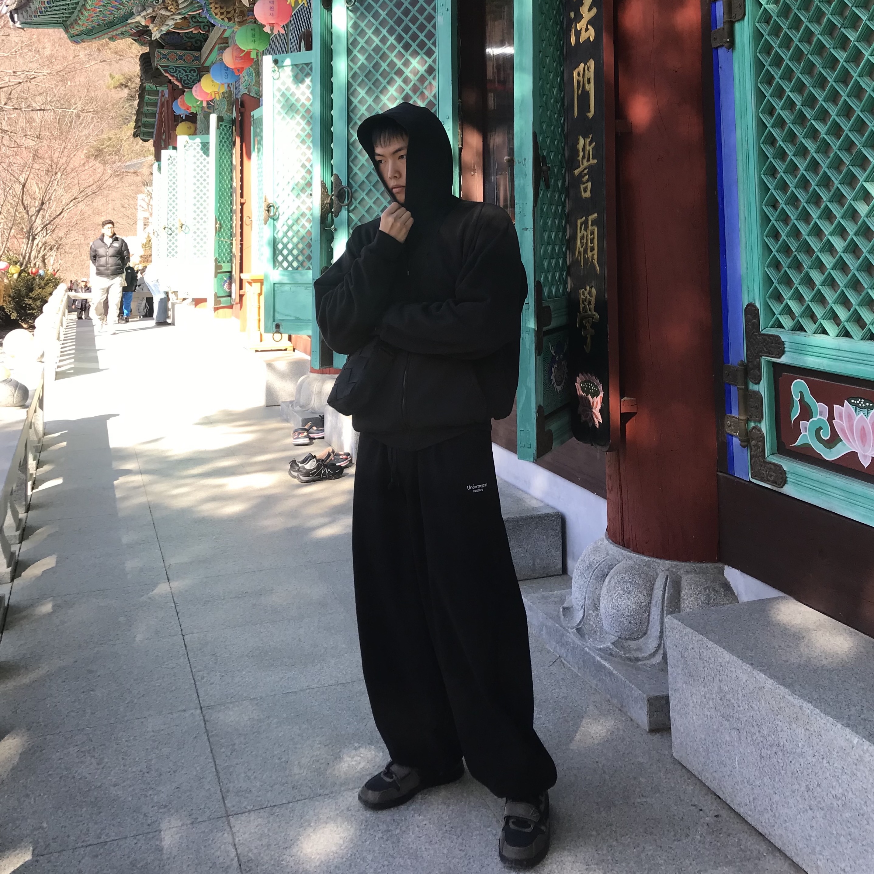 Yeezy YZY Zip-Up Hoodie Black, Supreme Woven Shoulder Bag Black - 24SS 착용 스타일