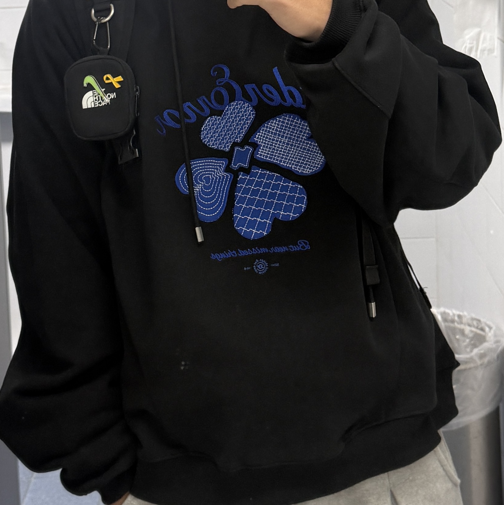 Ader Error Tever logo Hoodie Noir 착용 스타일