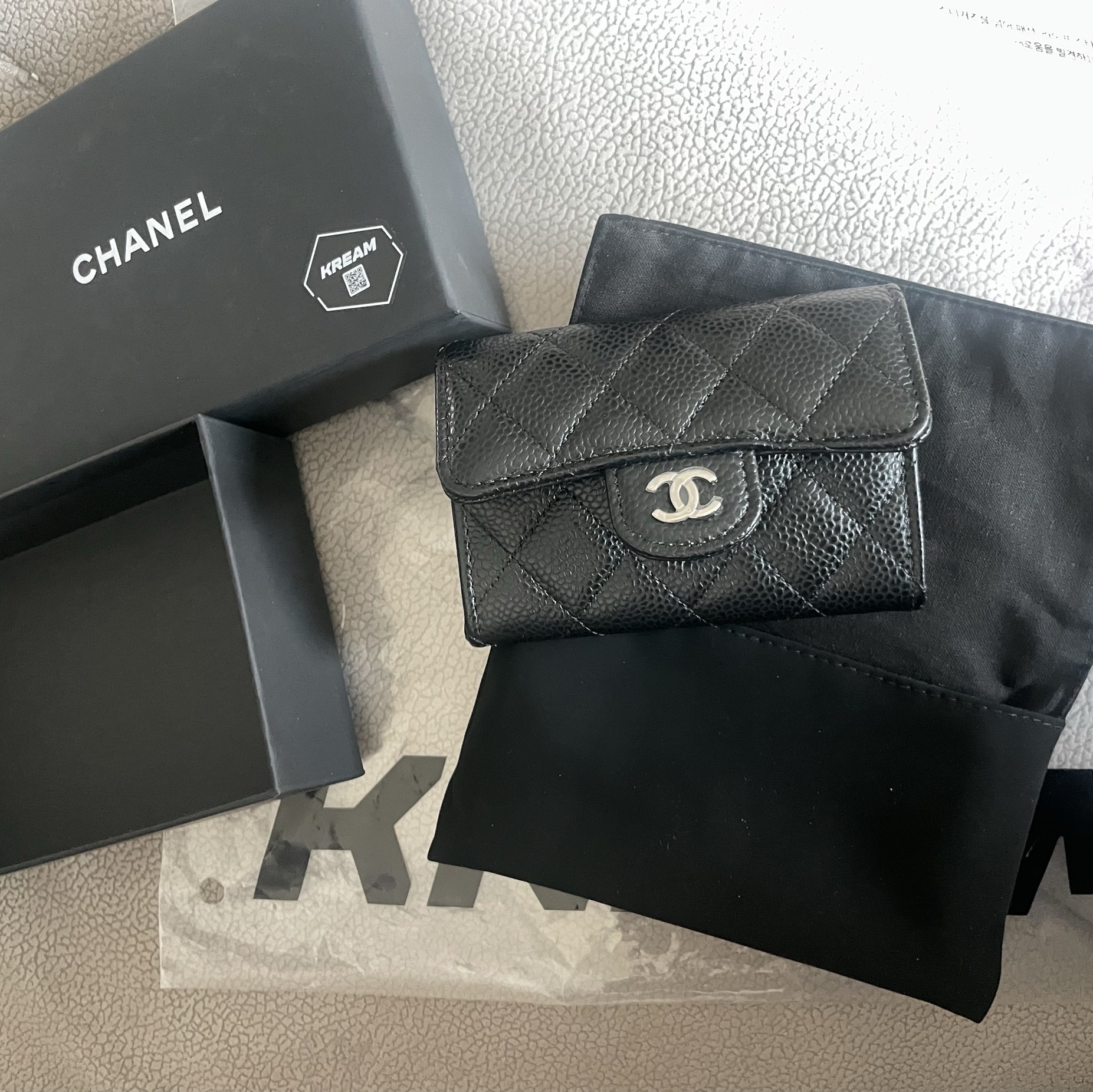 Chanel Classic Card Holder Grained Calfskin & Silver Black 착용 스타일 - 2