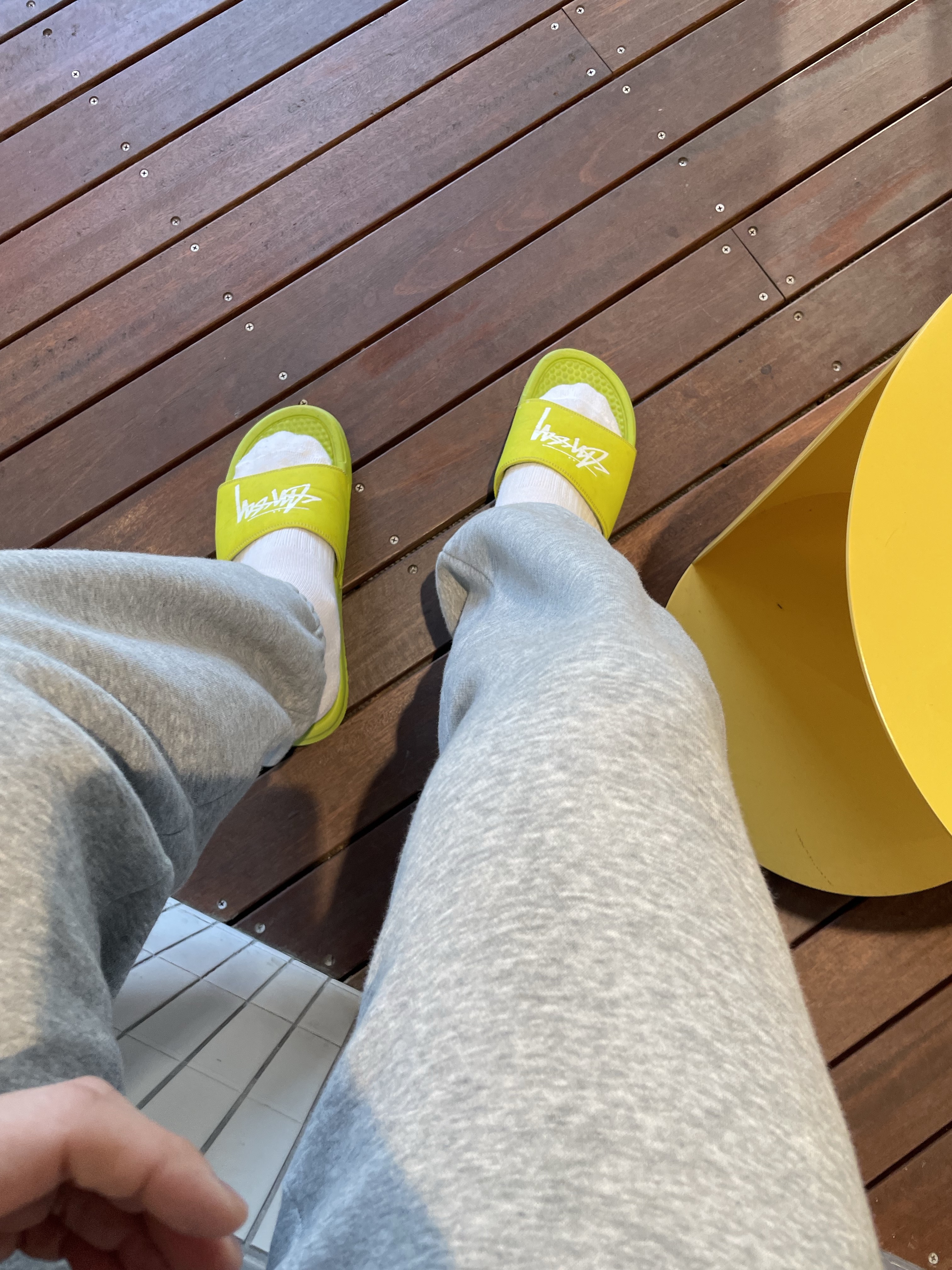 Nike x Stussy Benassi Slide Volt 착용 스타일